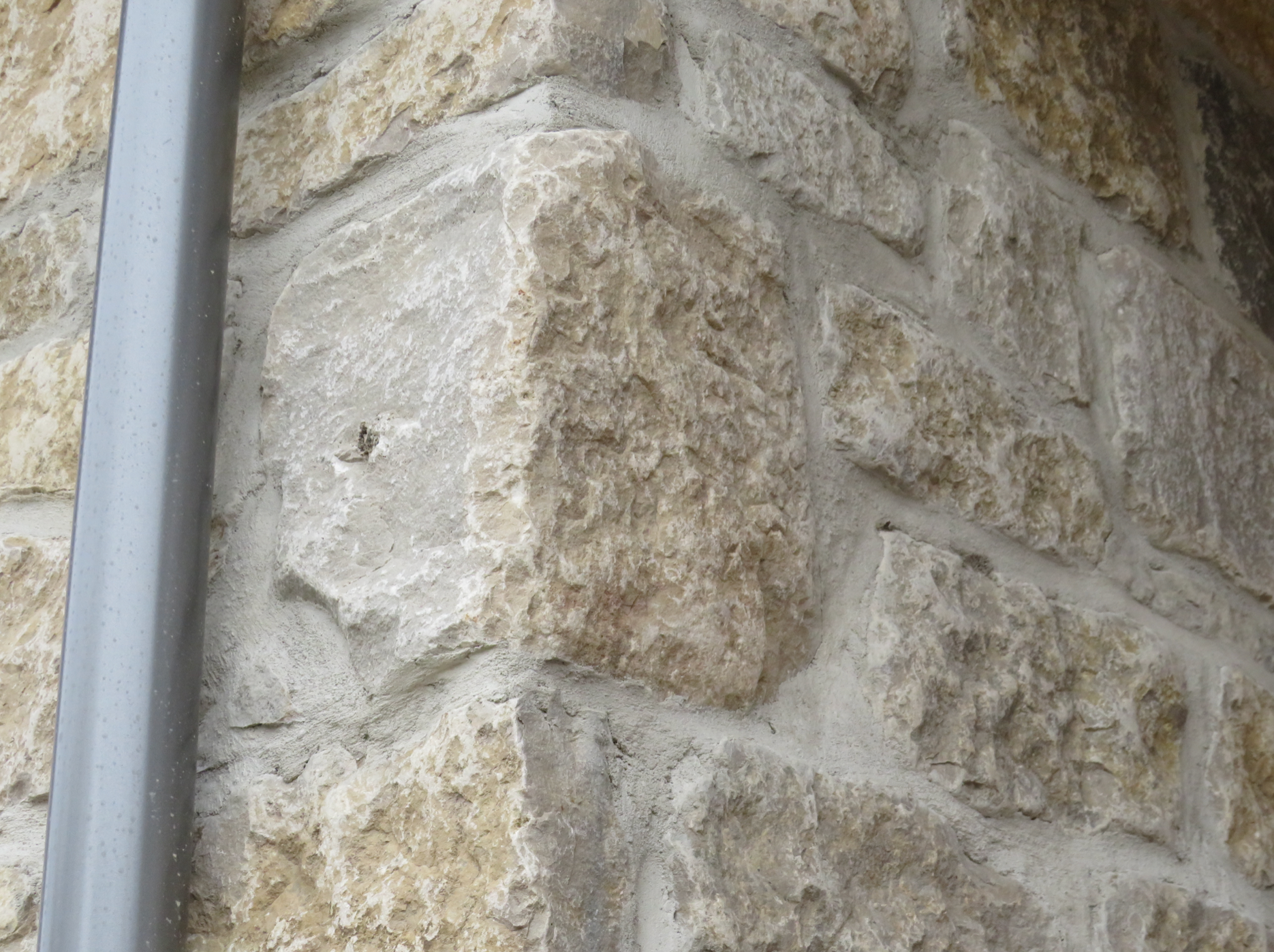 Harvest Gold Limestone Olde Mill Blend - Thin Veneer Stone - Tumbled - Flats