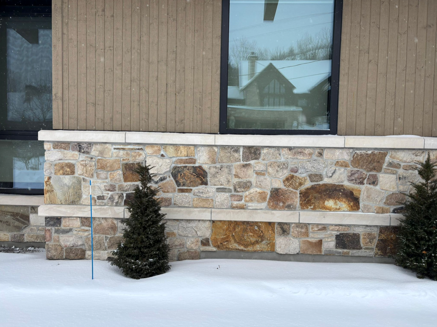 Collingwood Luxe - Weathered Brown Sandstone Random Blend with Oversized Pieces - Thin Stone Veneer - Flats