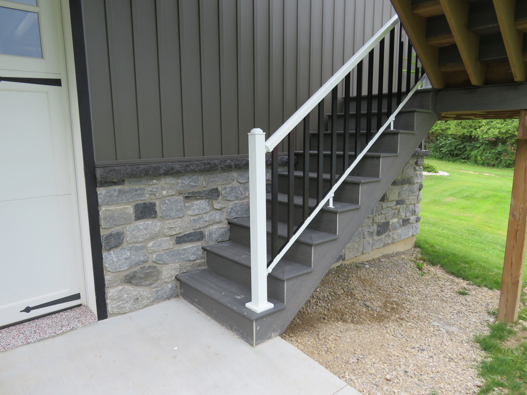 Timothy's Blend Tumbled Ledgerock with Midnight Black Ledgerock Accent - Thin Stone Veneer - Flats