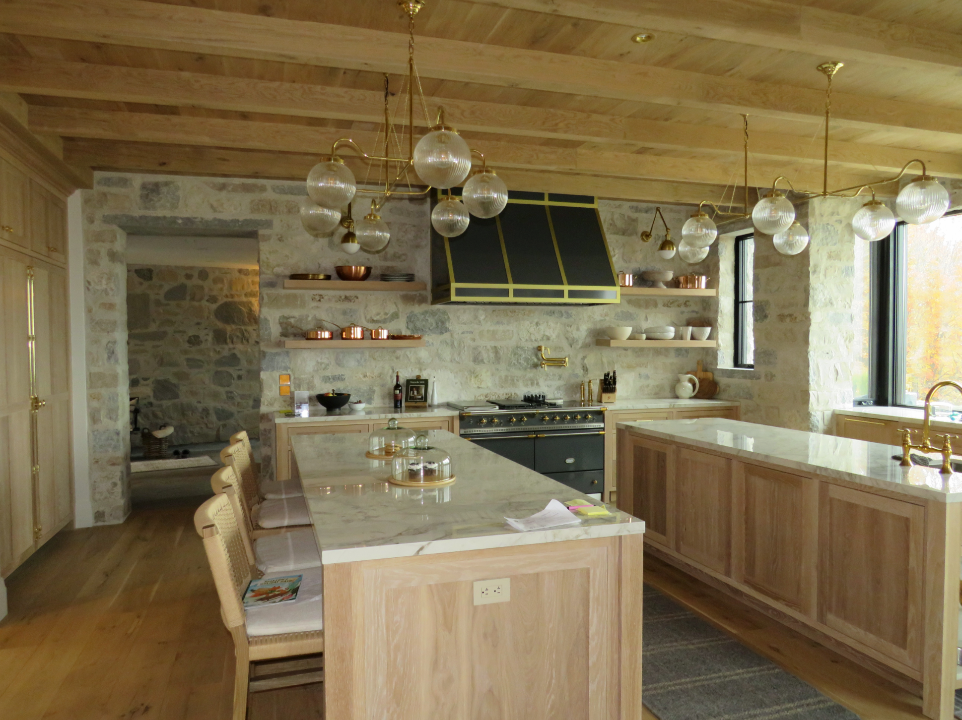Creemore Estate Blend - Weatheredge Limestone with Tan Accent - Tumbled - Full Bed Building Stone