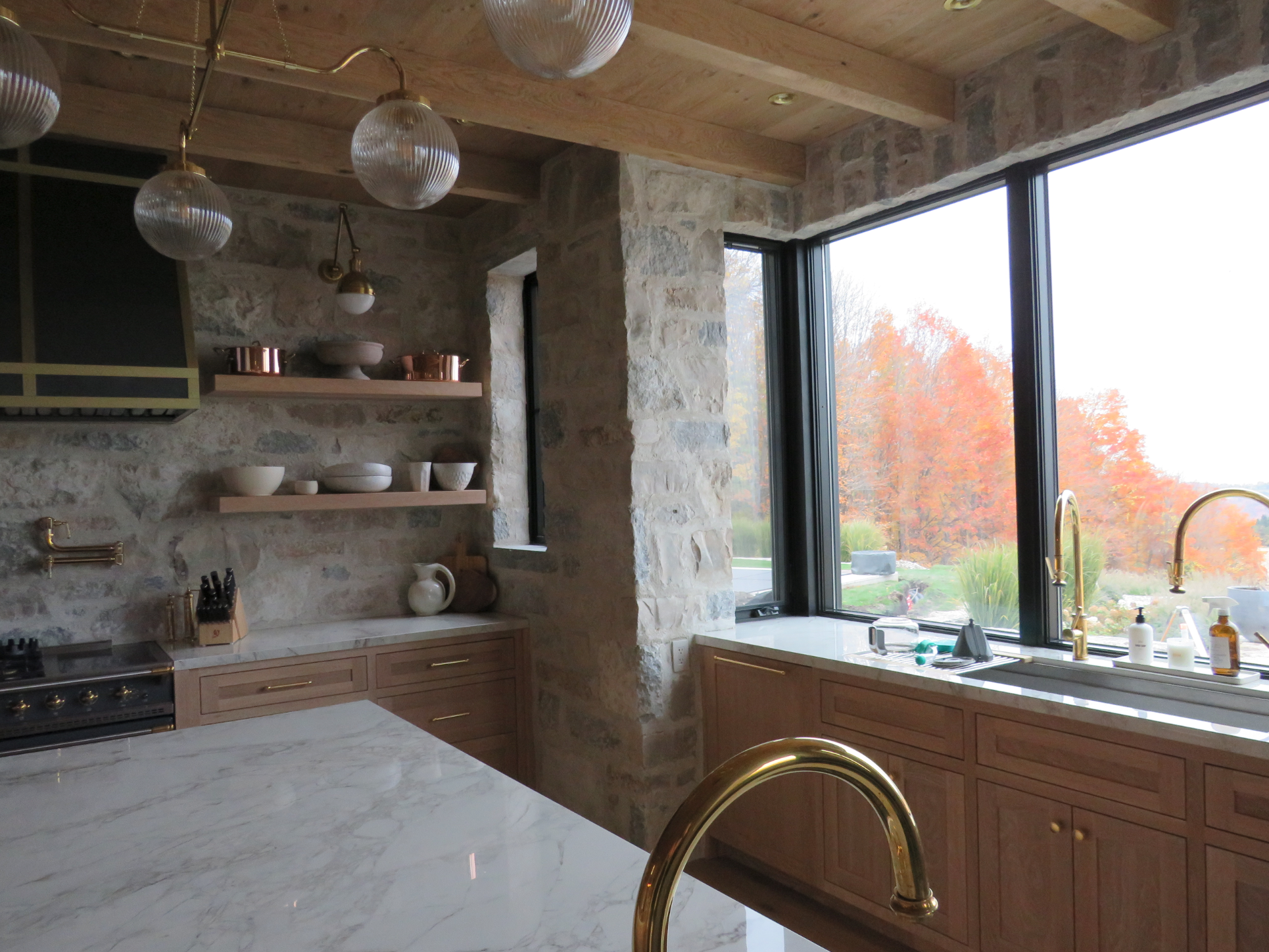Creemore Estate Blend - Weatheredge Limestone with Tan Accent - Tumbled - Full Bed Building Stone