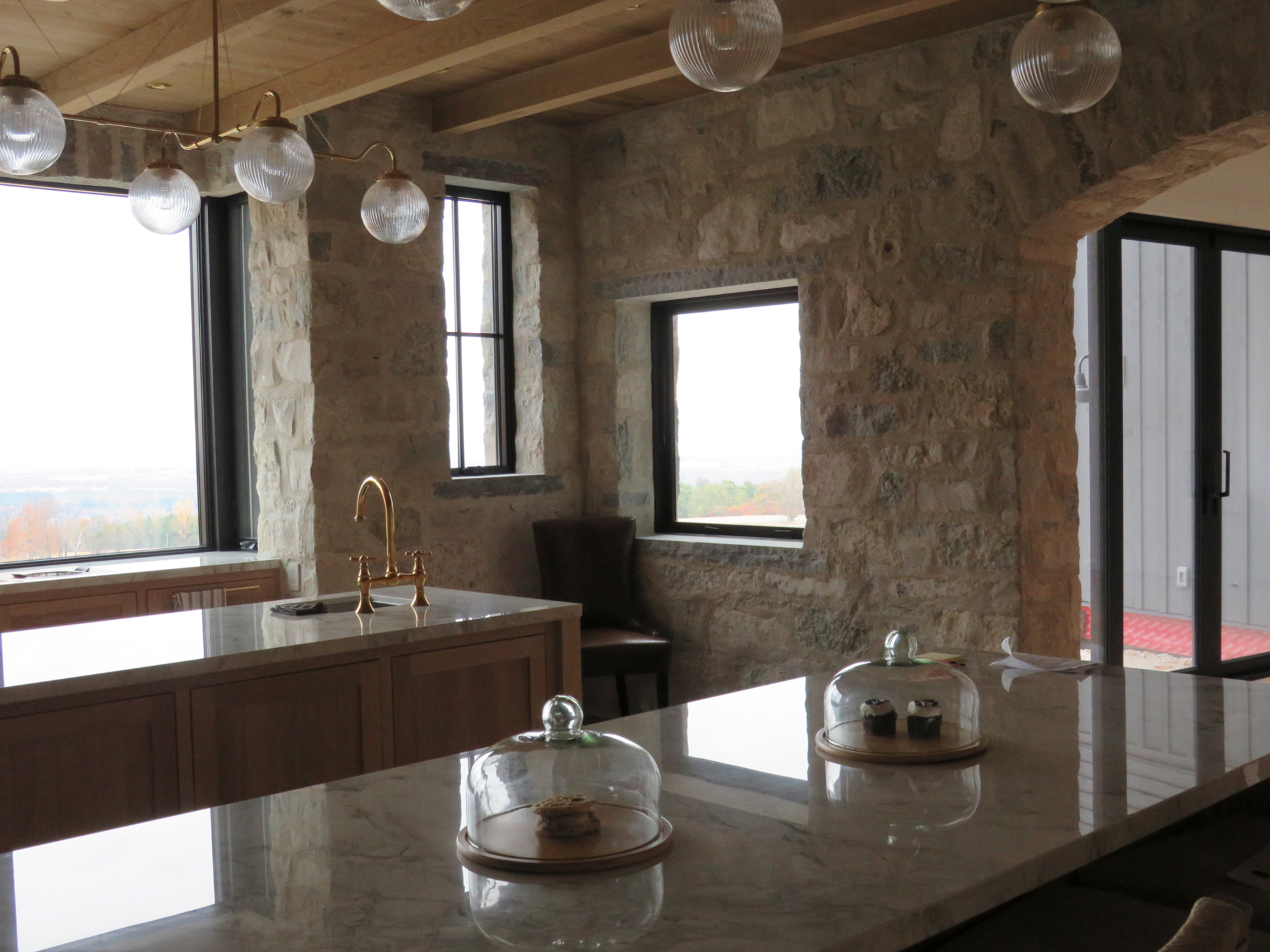 Creemore Estate Blend - Weatheredge Limestone with Tan Accent - Tumbled - Full Bed Building Stone