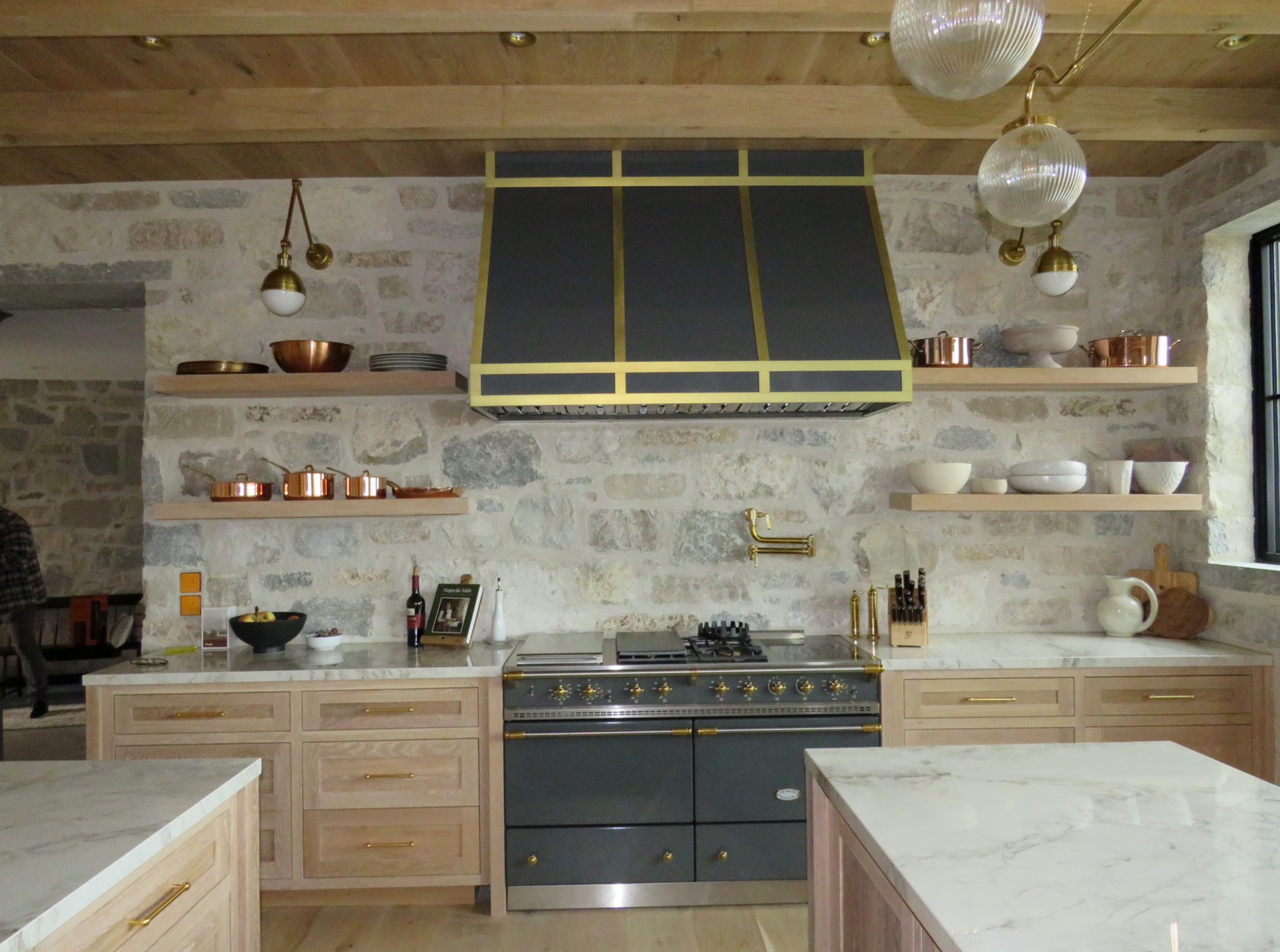 Creemore Estate Blend - Weatheredge Limestone with Tan Accent - Tumbled - Full Bed Building Stone