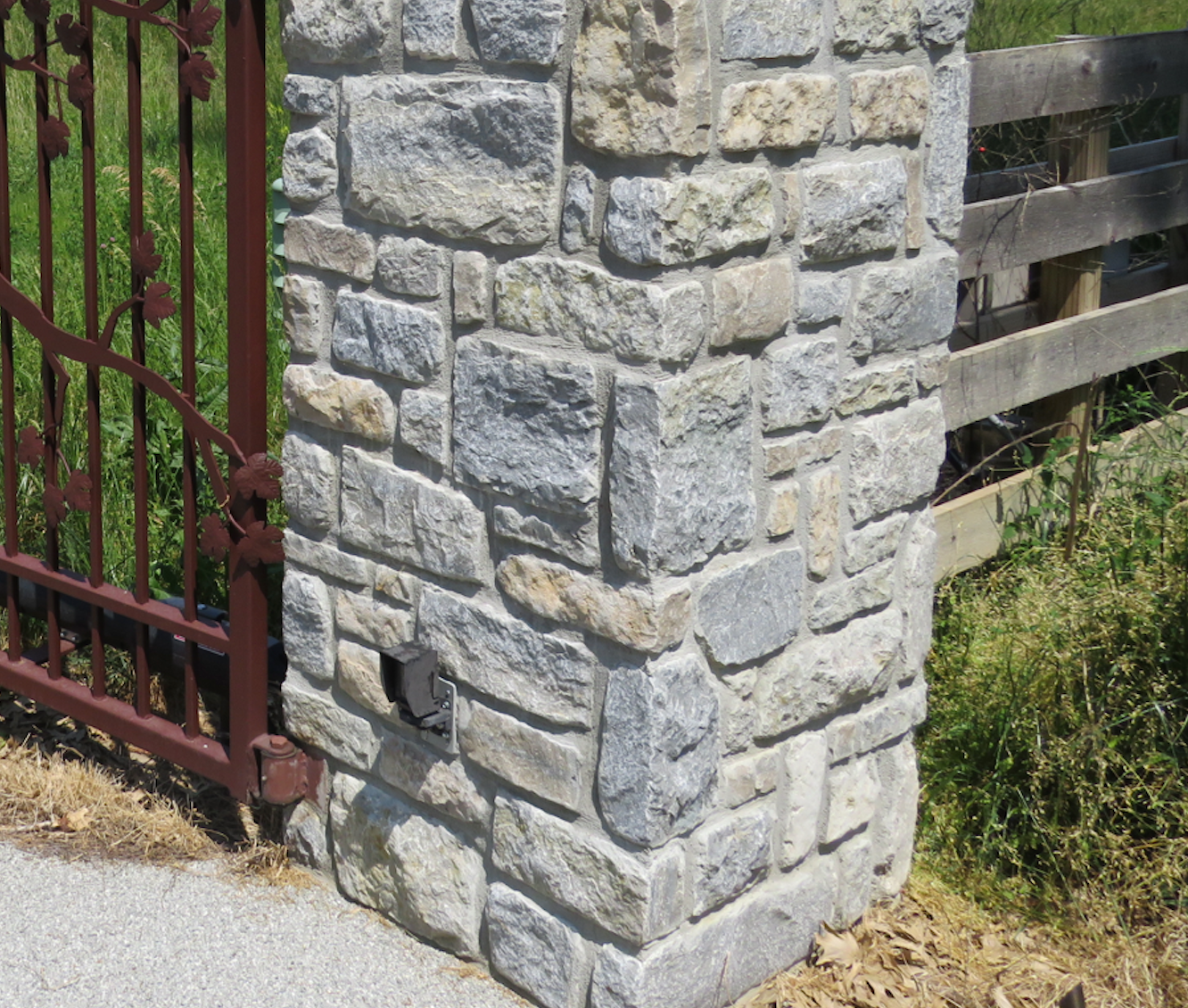 Dayton County Blend - Tumbled Weatheredge and Harvest Gold Limestone - Corners