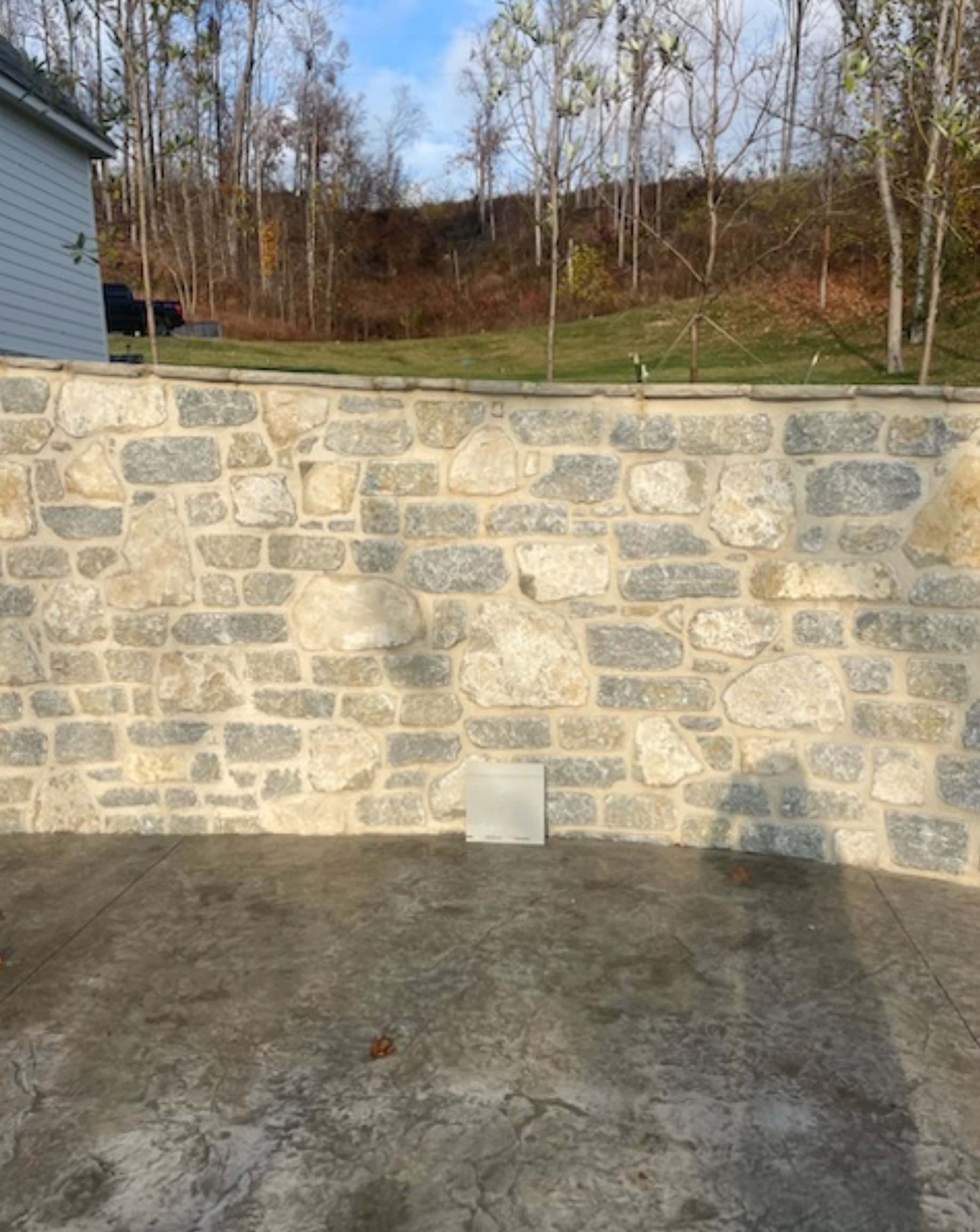 Weatheredge Limestone Olde Mill Estate Blend with White Weatheredface Accent - Tumbled - Corners
