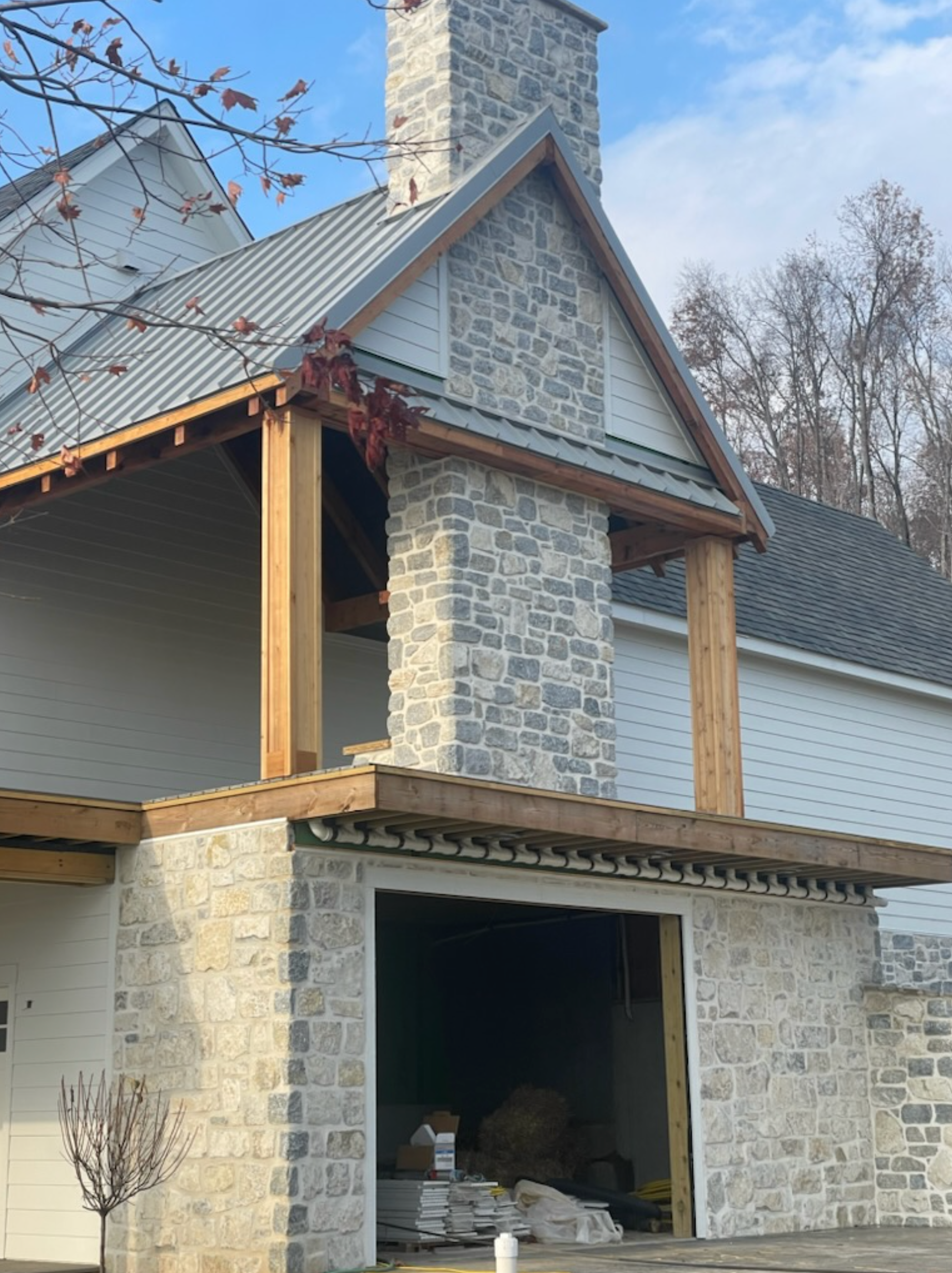 Weatheredge Limestone Olde Mill Estate Blend with White Weatheredface Accent - Tumbled - Corners