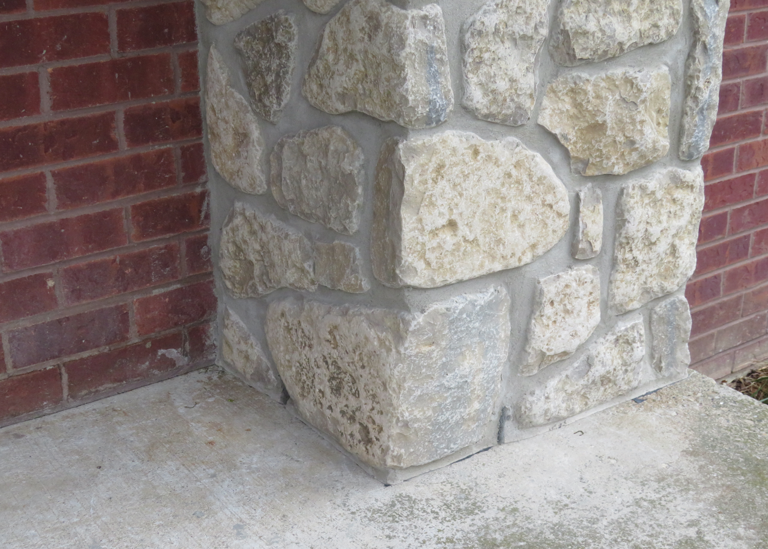 Harvest Gold Limestone Olde Mill Blend - Thin Veneer Stone - Tumbled - Flats
