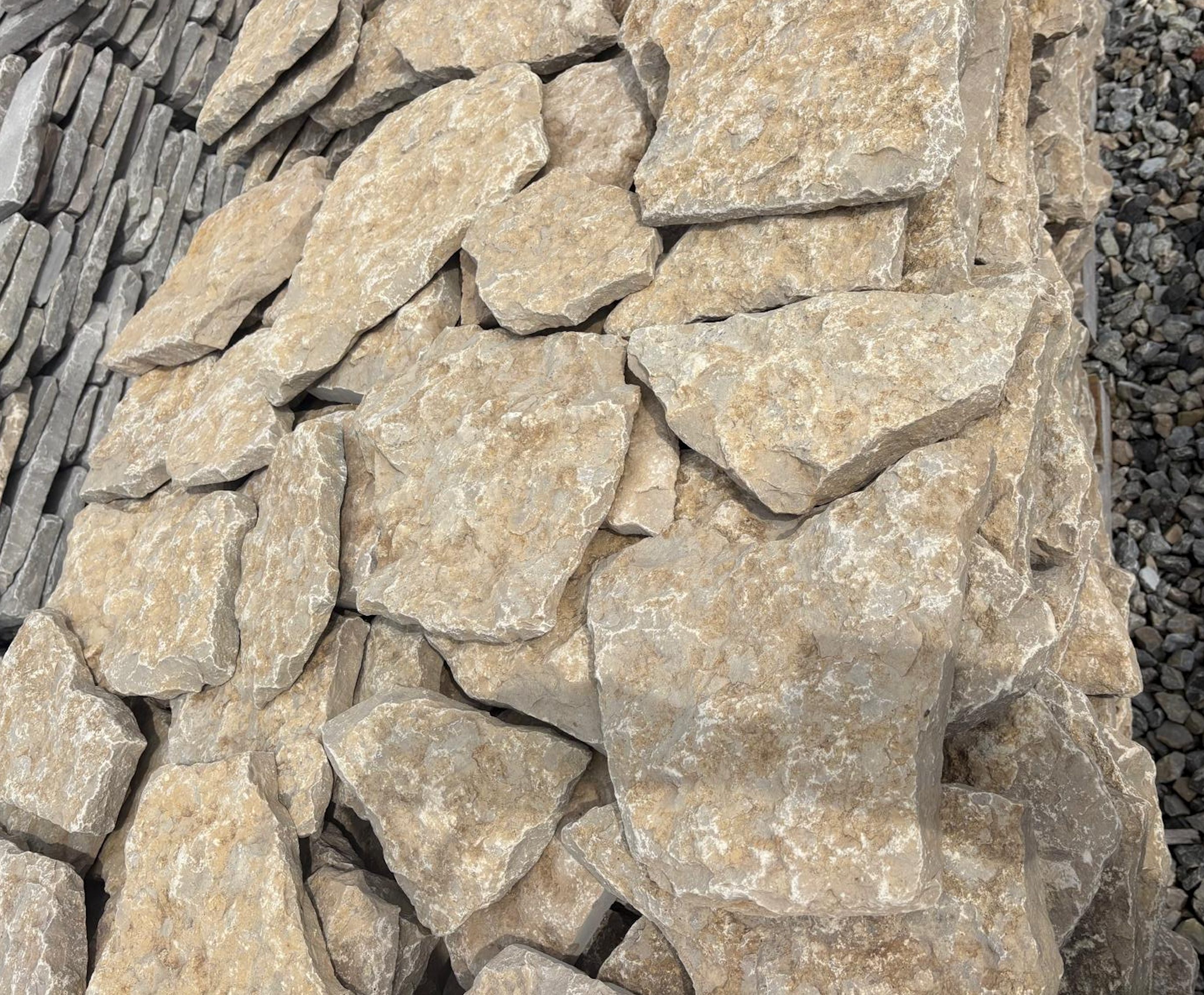 Piedra caliza dorada de cosecha pulida al azar: piedra de construcción para cama completa