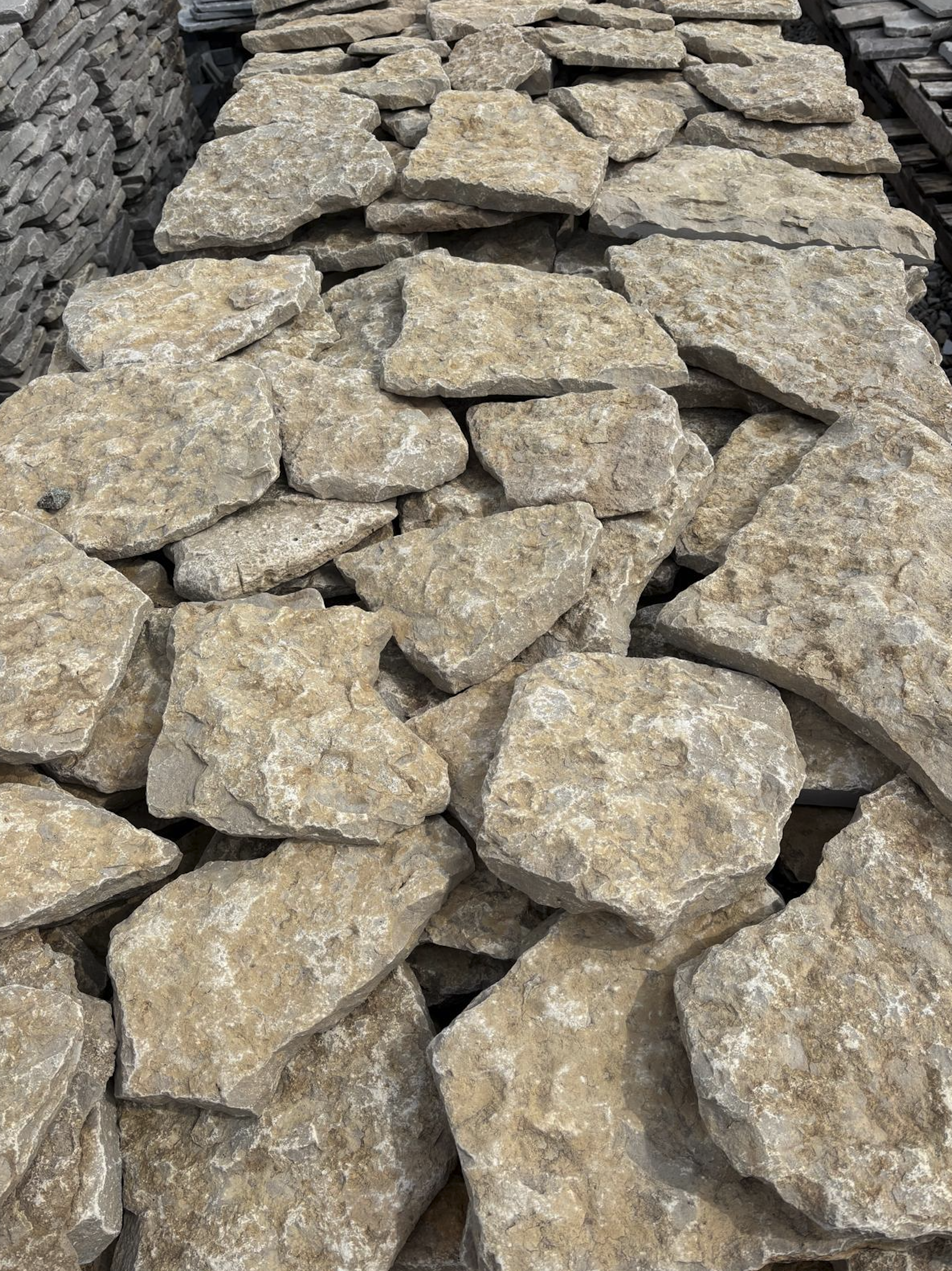 Piedra caliza dorada de cosecha pulida al azar: piedra de construcción para cama completa