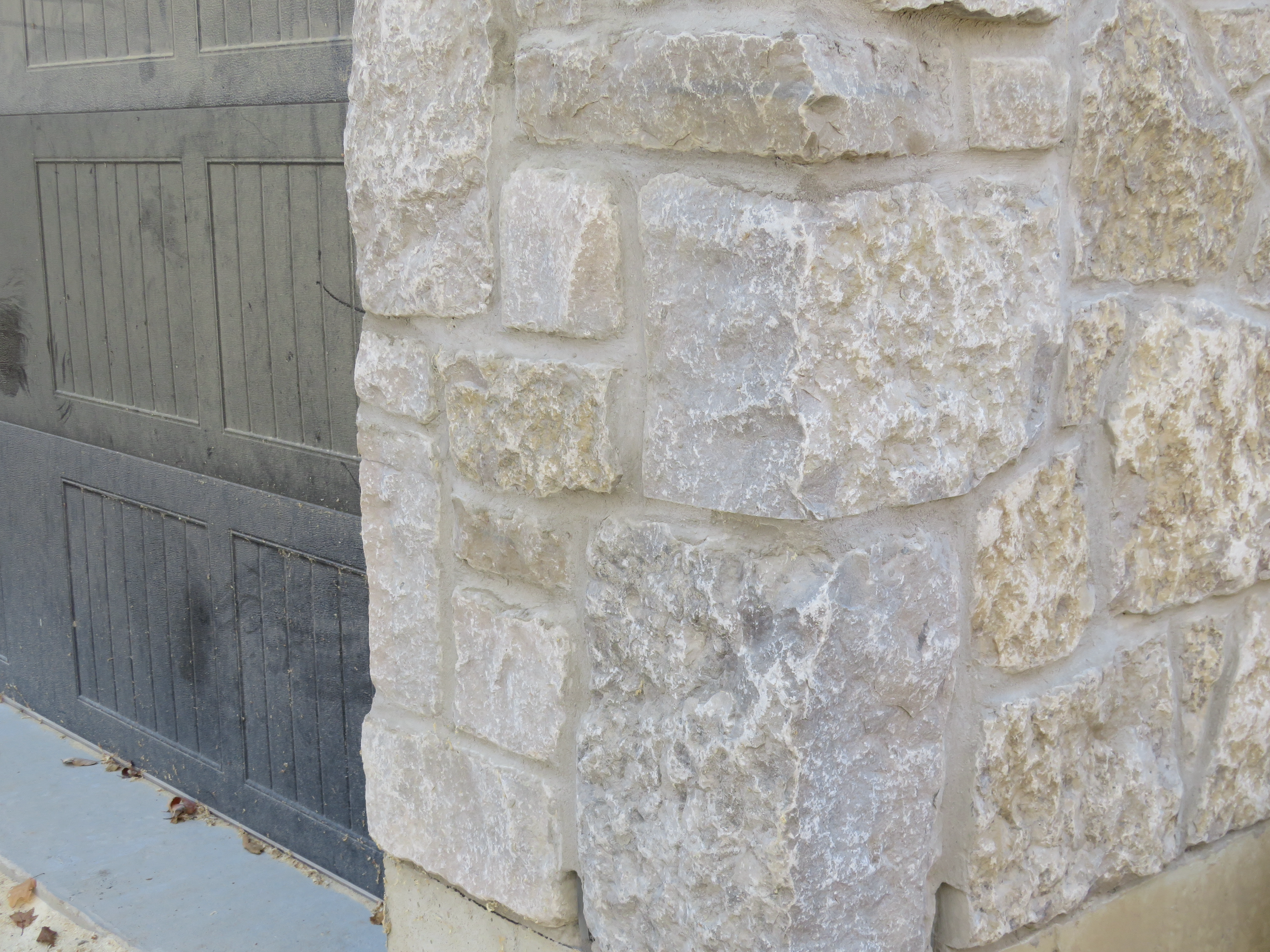 Harvest Gold Limestone Olde Mill Blend - Thin Veneer Stone - Tumbled - Flats