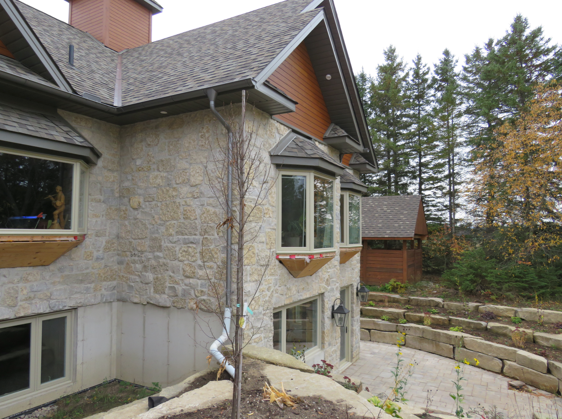 Harvest Gold Limestone Olde Mill Blend - Thin Veneer Stone - Tumbled - Flats