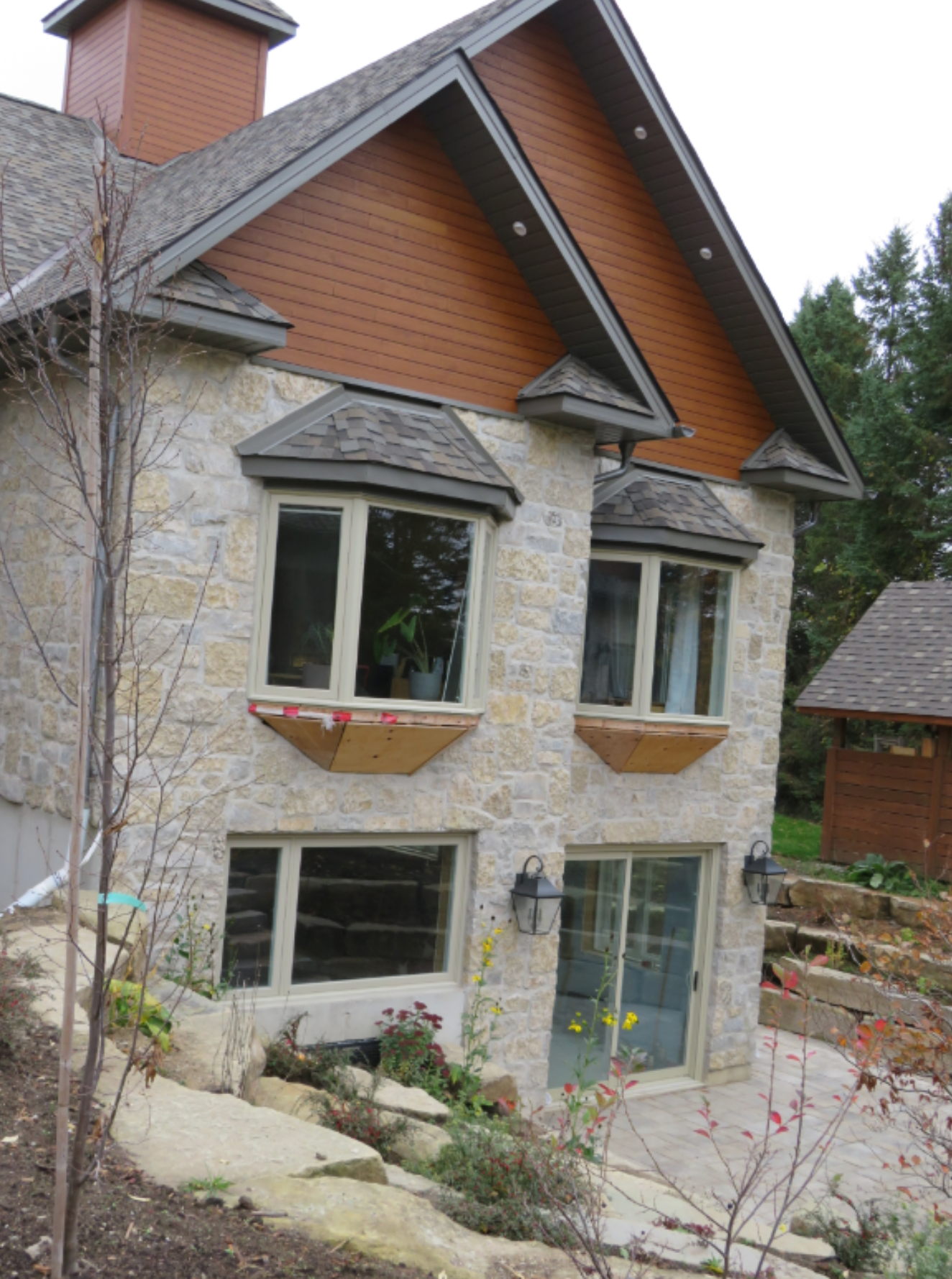 Harvest Gold Limestone Olde Mill Blend - Thin Veneer Stone - Tumbled - Flats