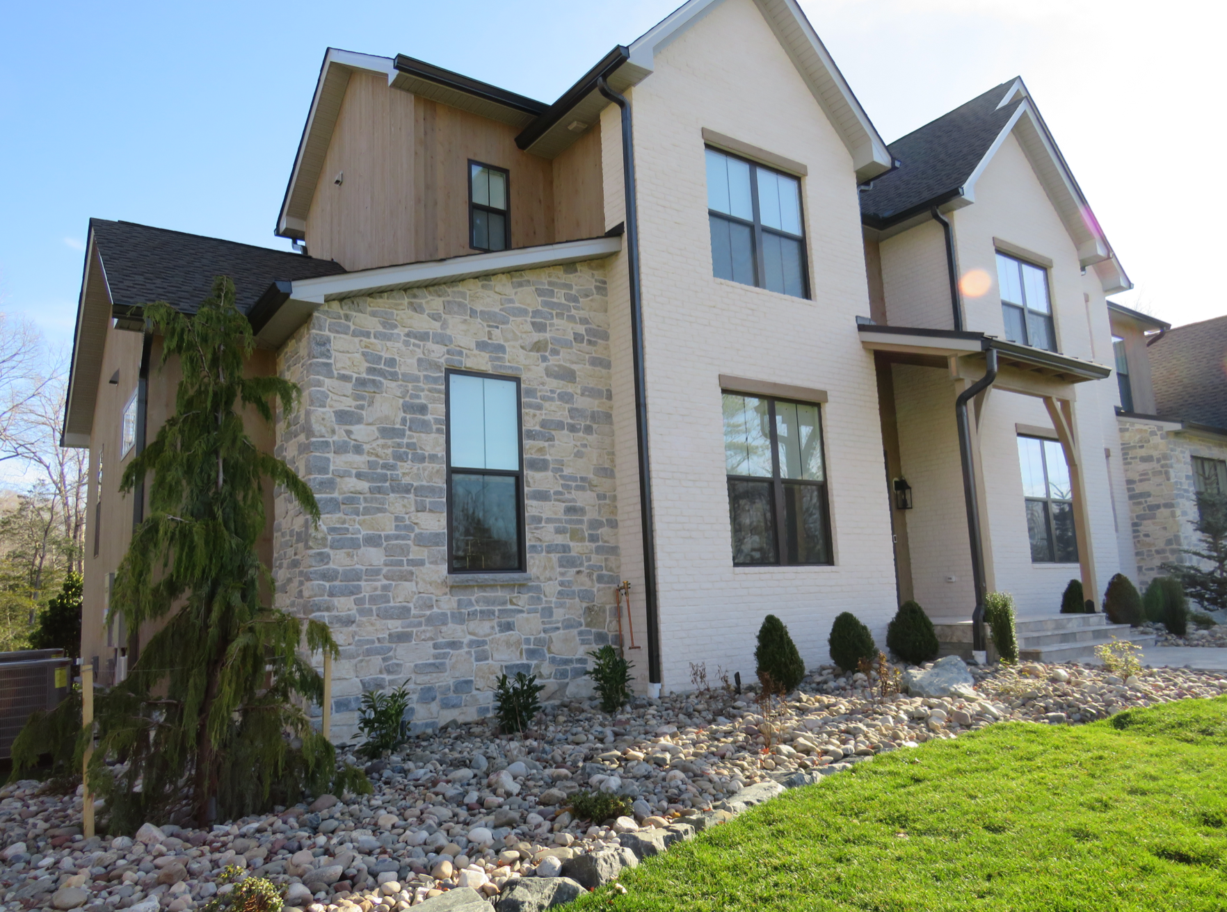 Weatheredge Limestone Olde Mill Estate Blend with White Weatheredface Accent - Tumbled - Flats