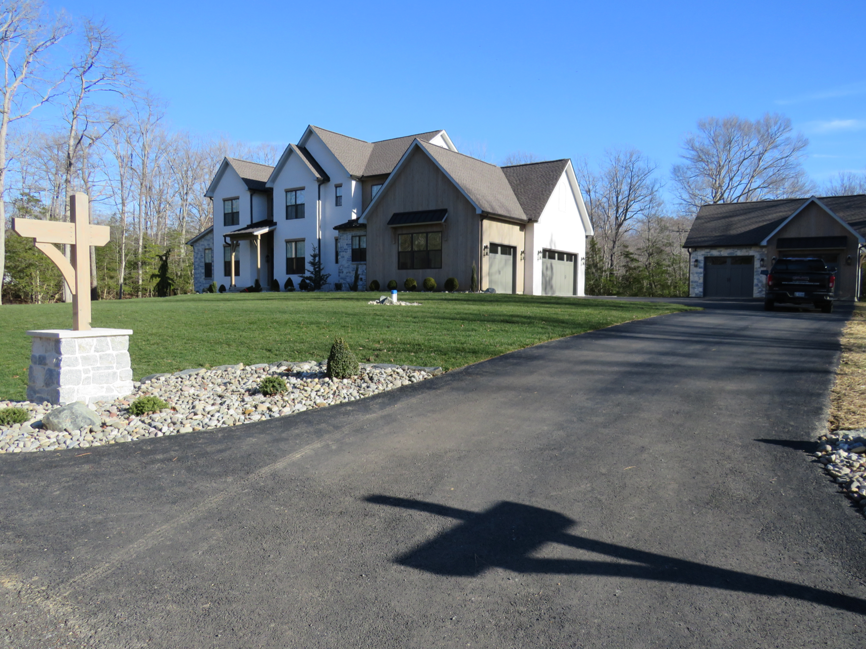 Weatheredge Limestone Olde Mill Estate Blend with White Weatheredface Accent - Tumbled - Flats