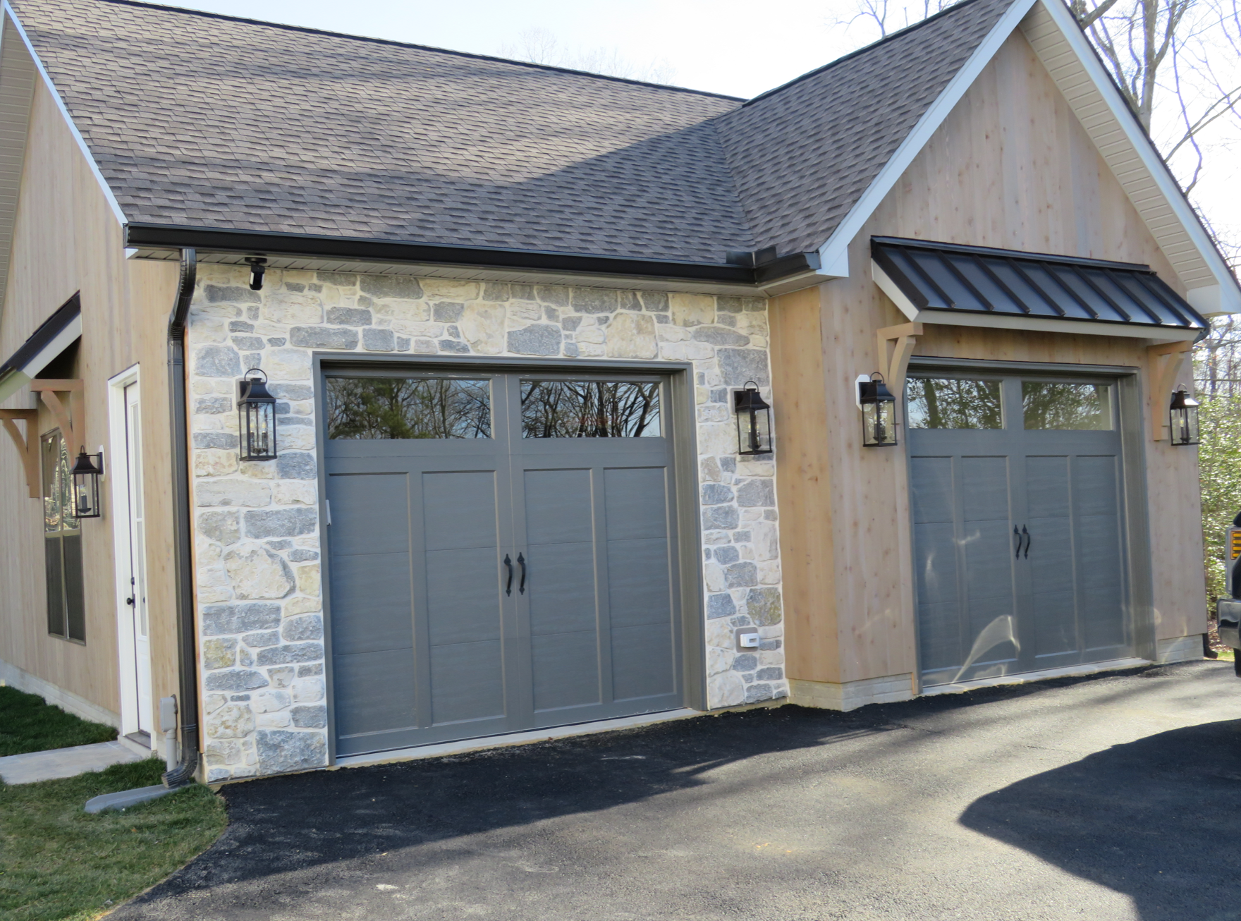 Weatheredge Limestone Olde Mill Estate Blend with White Weatheredface Accent - Tumbled - Flats