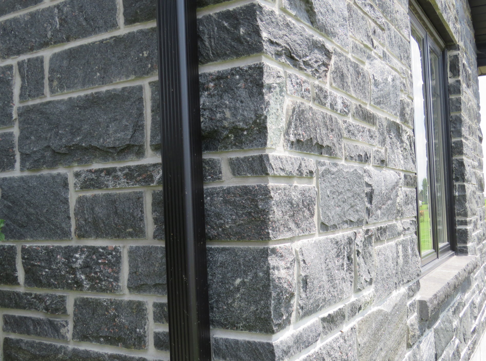 Midnight Black Sawn Height - Thin Stone Veneer - Corners