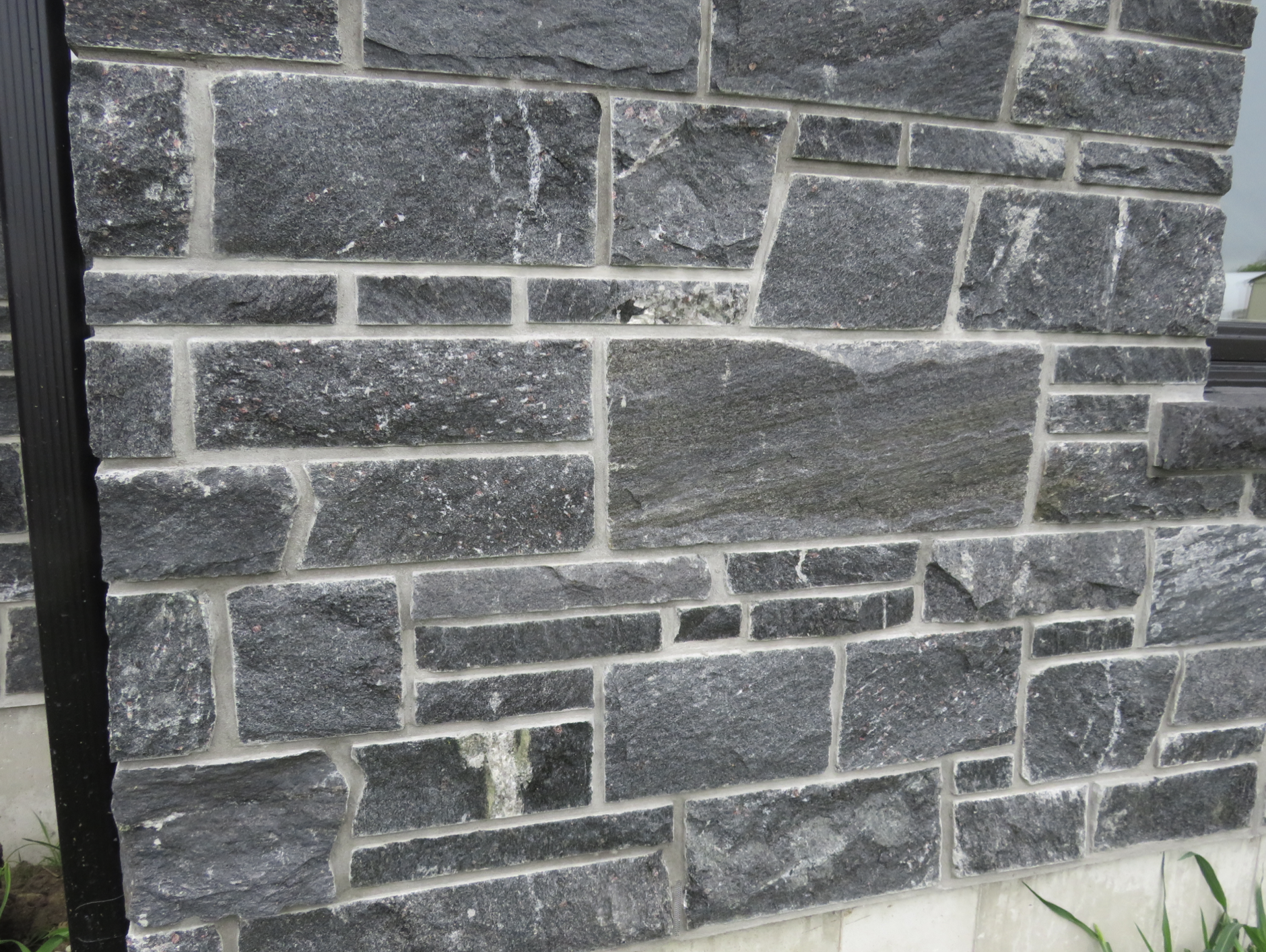 Midnight Black Sawn Height - Thin Stone Veneer - Corners