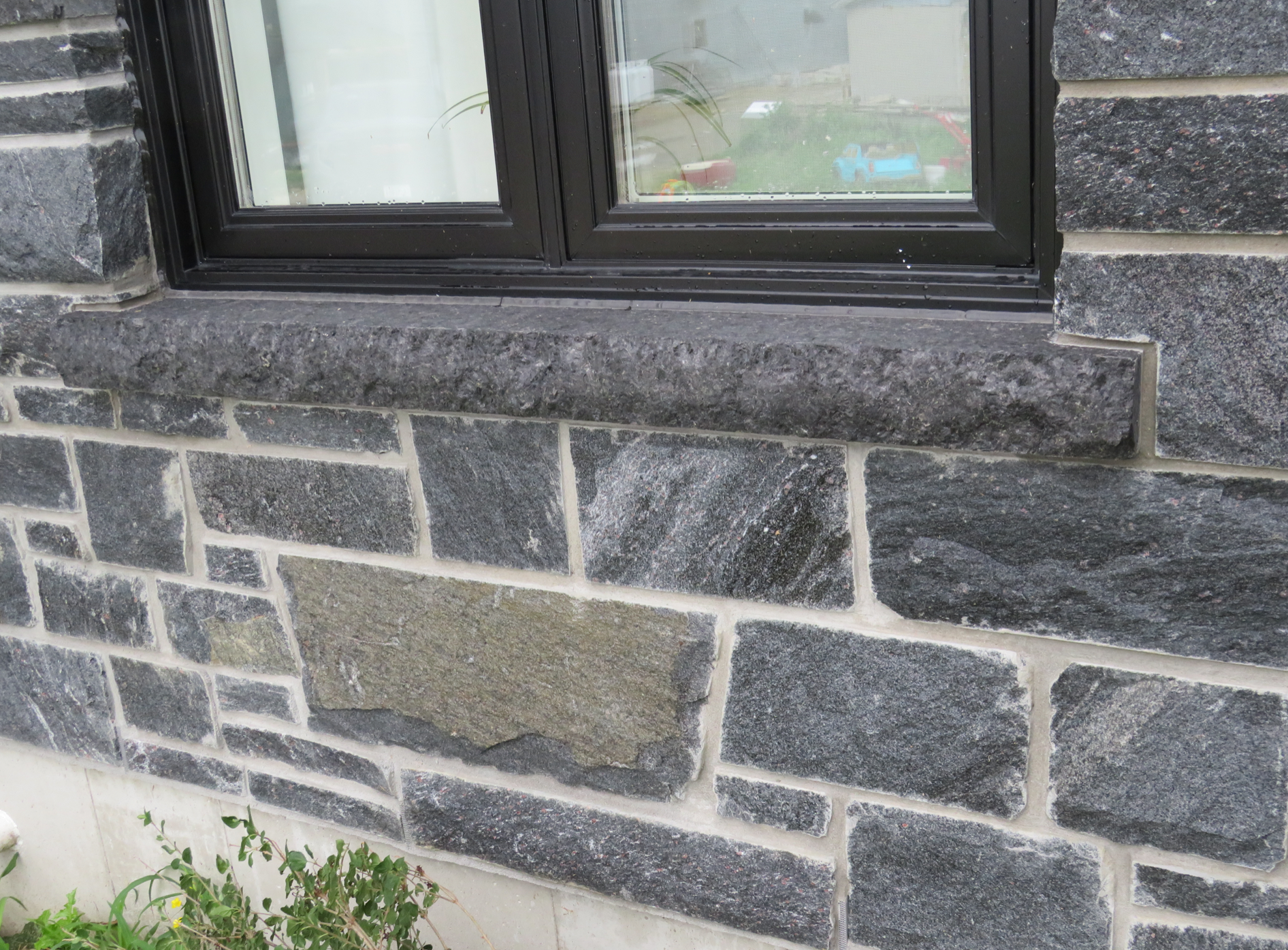 Midnight Black Sawn Height - Thin Stone Veneer - Corners