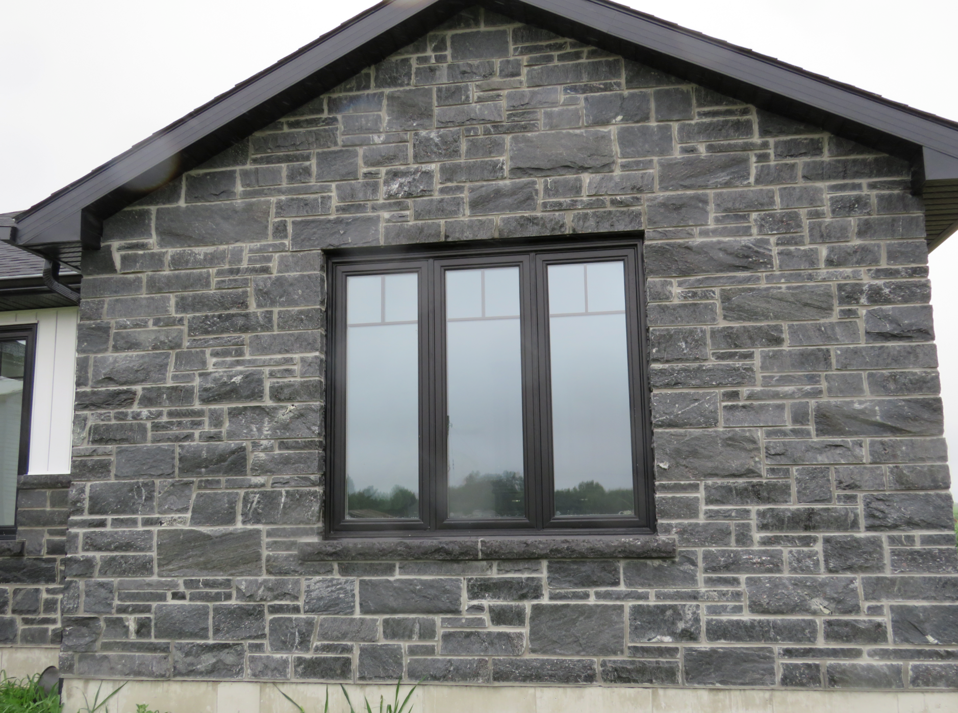 Midnight Black Sawn Height - Thin Stone Veneer - Corners