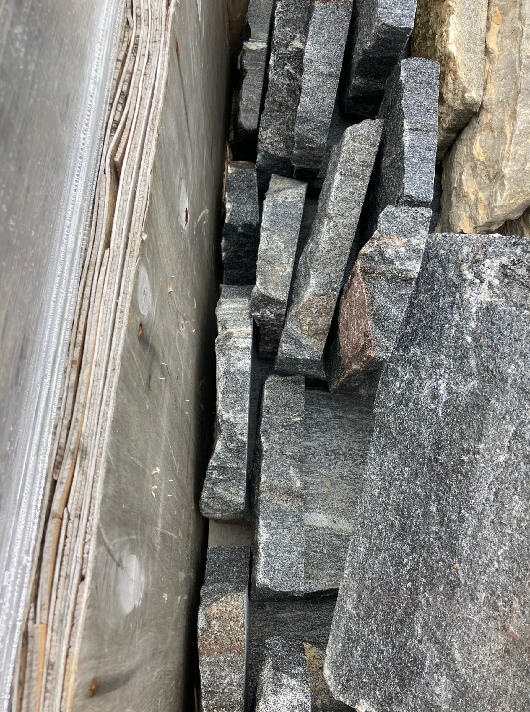 Mélange de granit noir de la baie de Muskoka avec accent de roche brune - Placage de pierre mince - Flats