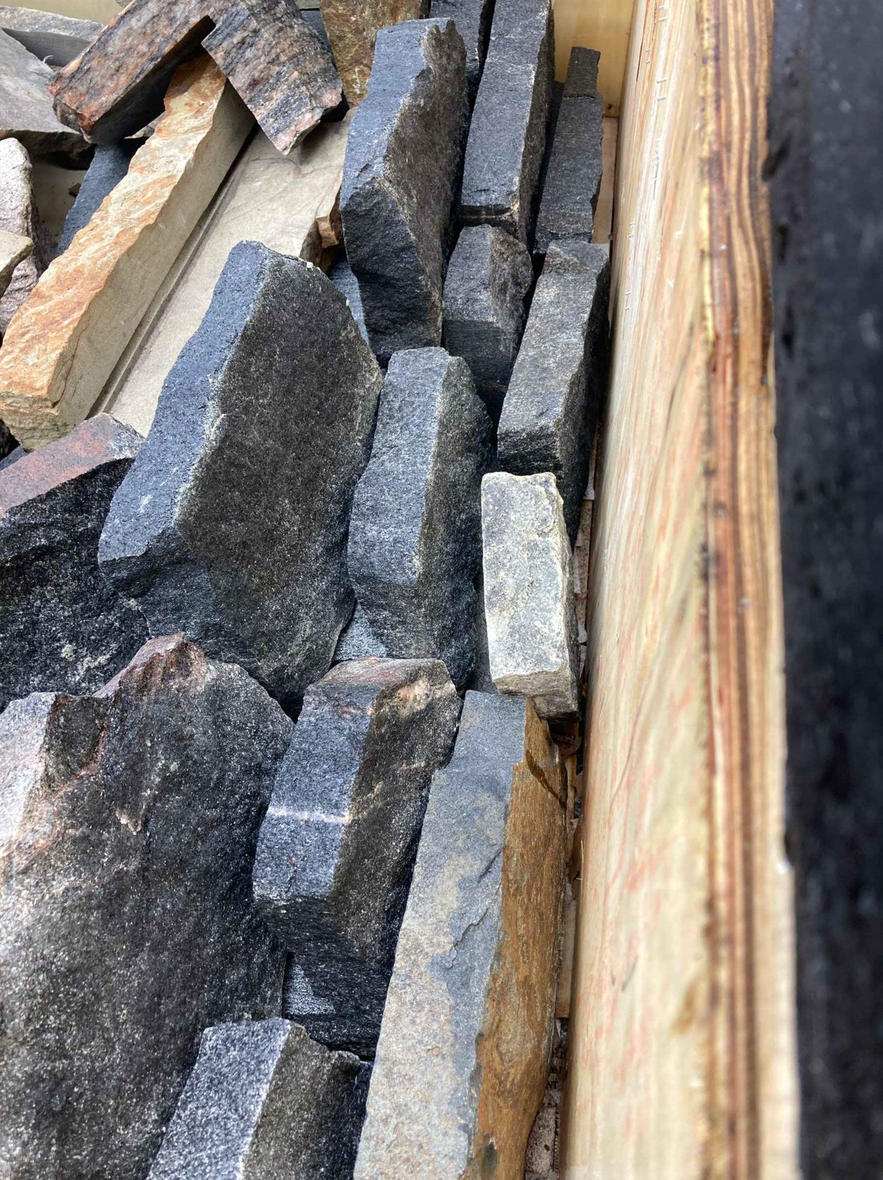 Mélange de granit noir de la baie de Muskoka avec accent de roche brune - Placage de pierre mince - Flats