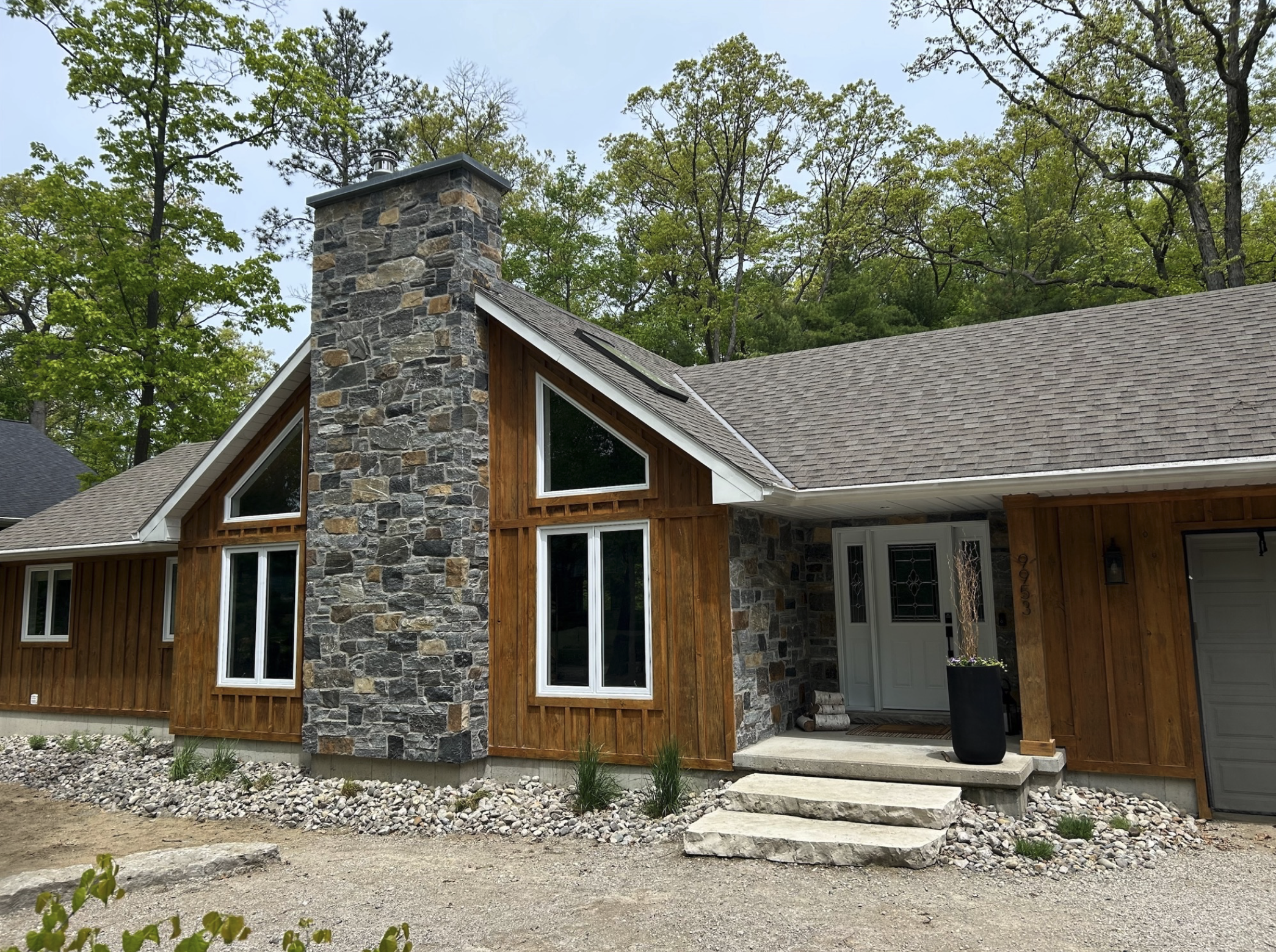 Muskoka Bay Midnight Black with Brown Accent - Full Bed Building Stone