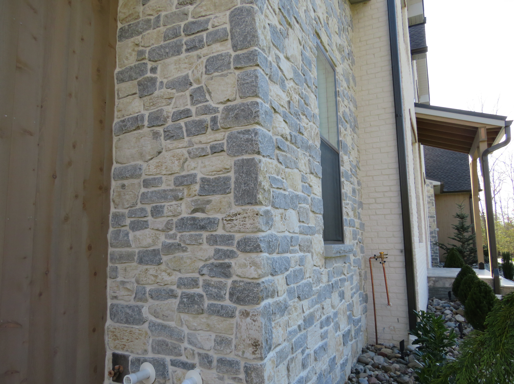 Weatheredge Limestone Olde Mill Estate Blend with White Weatheredface Accent - Tumbled - Corners