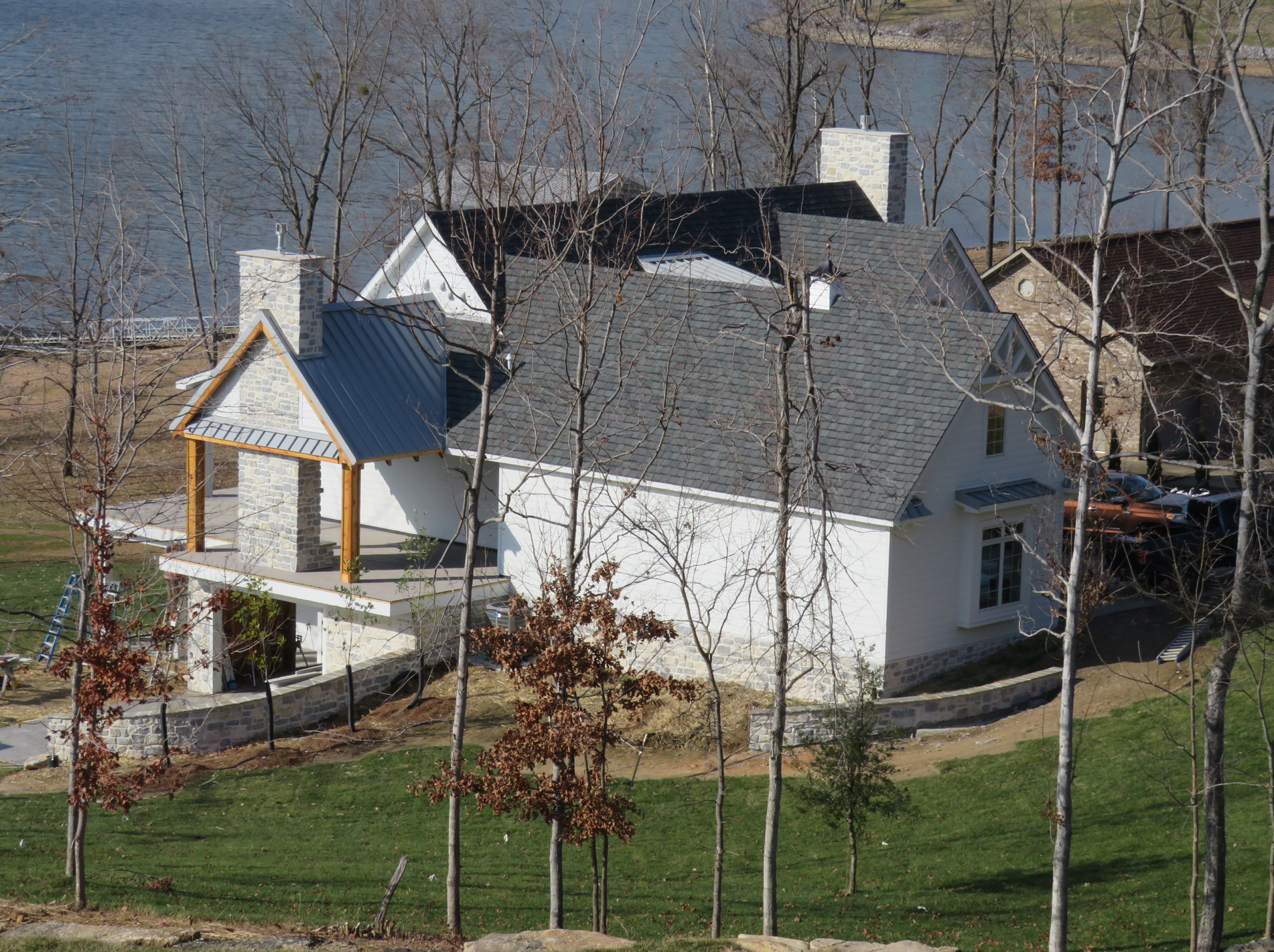 Weatheredge Limestone Olde Mill Estate Blend with White Weatheredface Accent - Tumbled - Corners