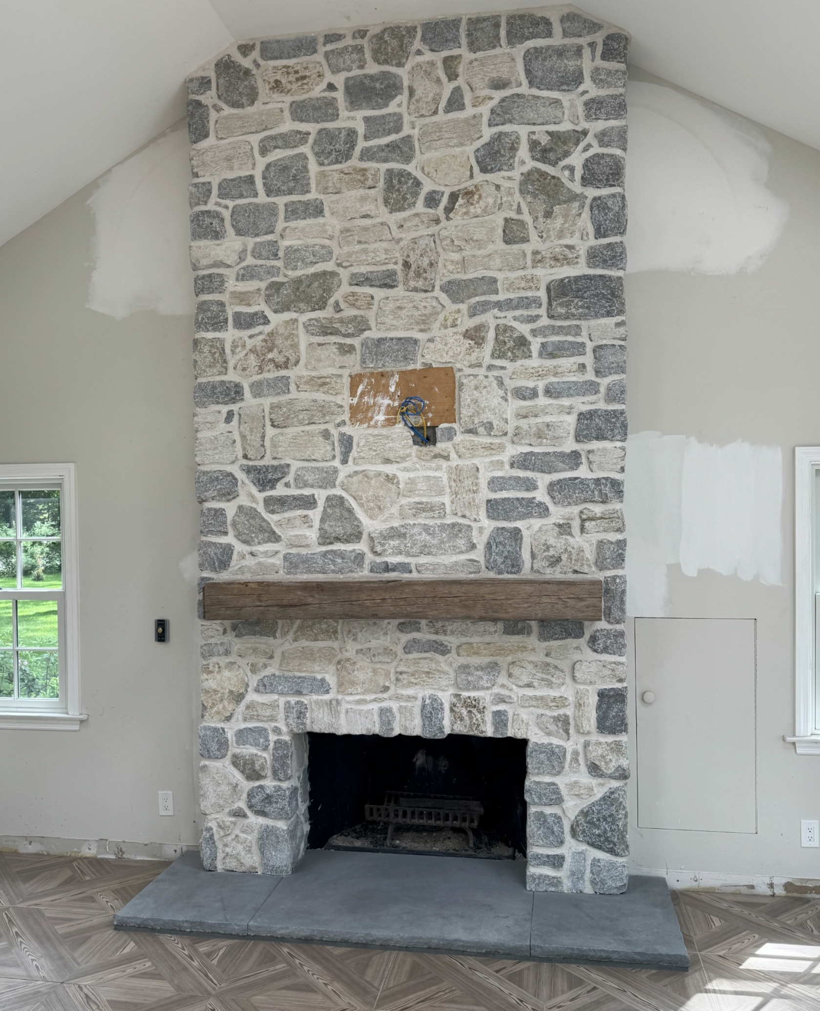 Weatheredge Limestone Olde Mill Estate Blend with White Weatheredface Accent - Tumbled - Full Bed Building Stone - Corners