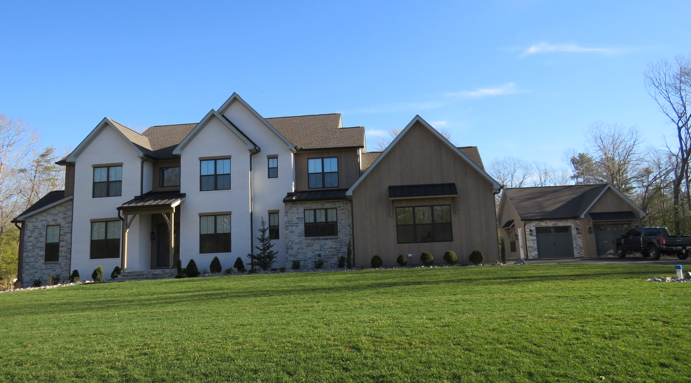 Weatheredge Limestone Olde Mill Estate Blend with White Weatheredface Accent - Tumbled - Corners