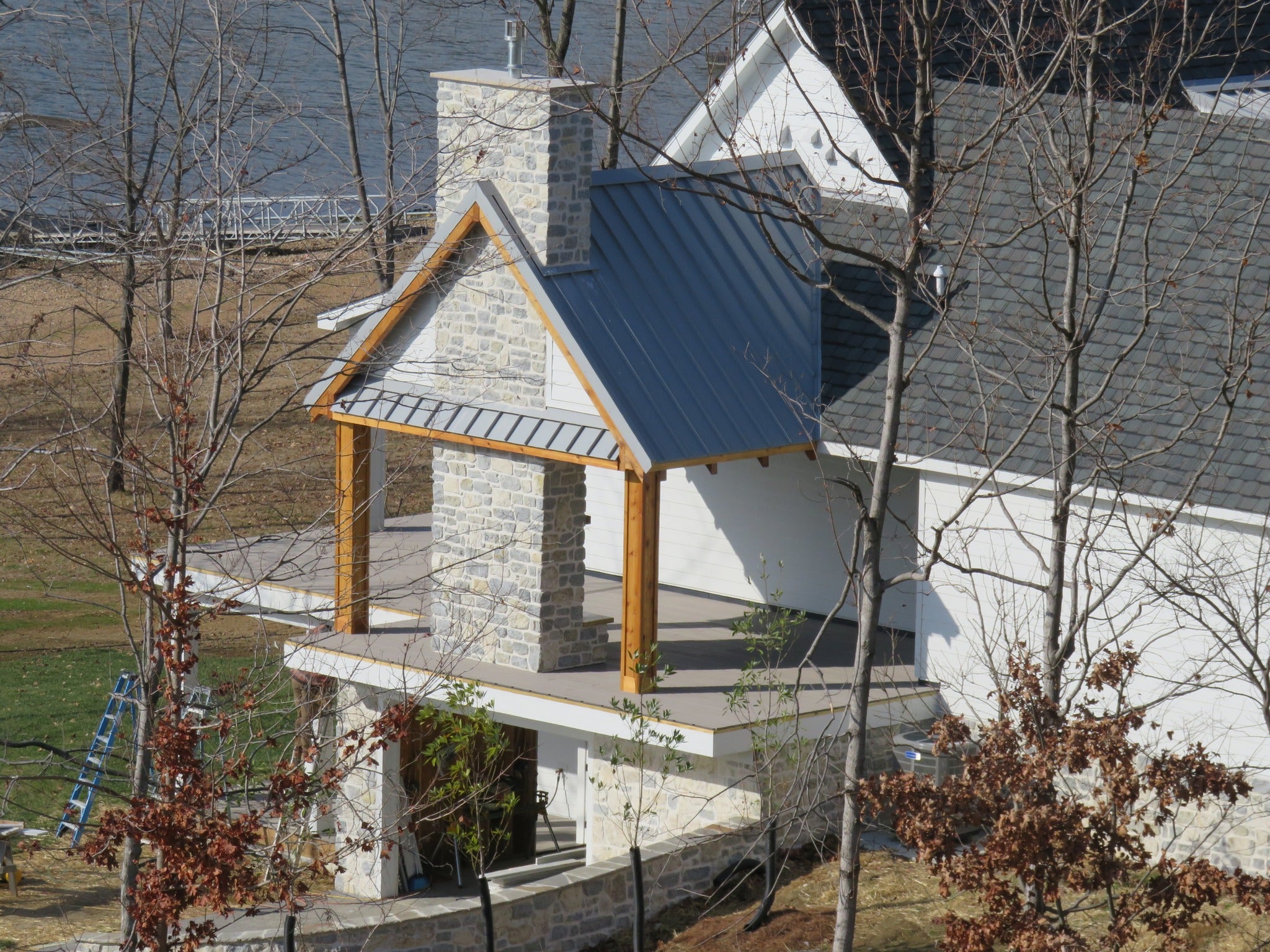 Weatheredge Limestone Olde Mill Estate Blend with White Weatheredface Accent - Tumbled - Corners