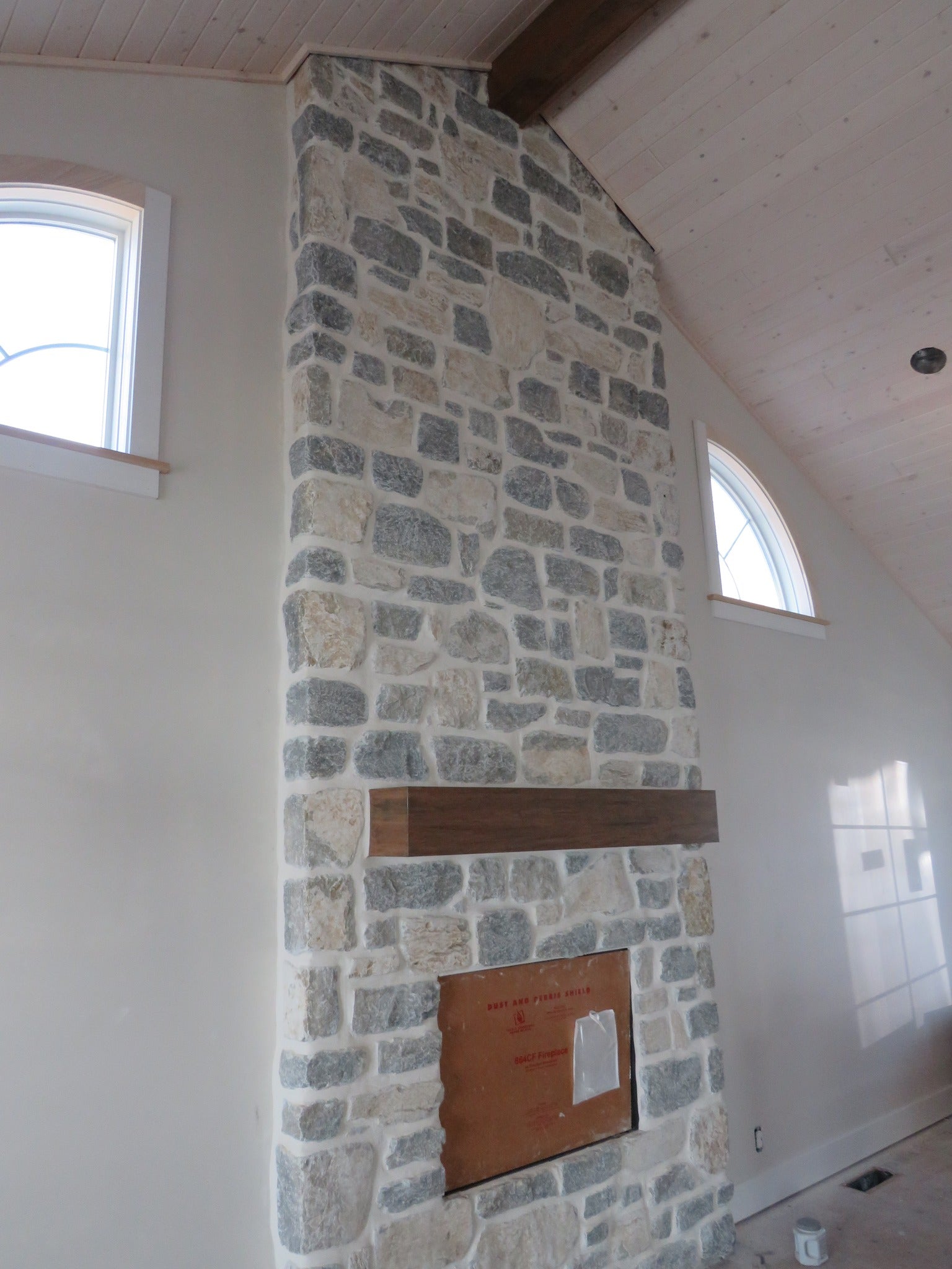 Weatheredge Limestone Olde Mill Estate Blend with White Weatheredface Accent - Tumbled - Full Bed Building Stone - Corners
