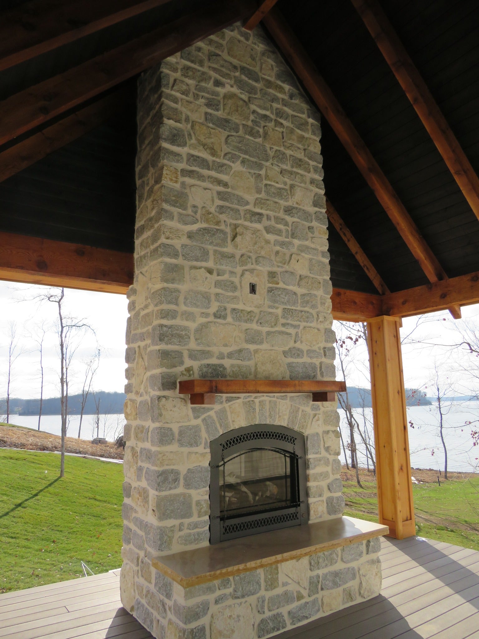 Weatheredge Limestone Olde Mill Estate Blend with White Weatheredface Accent - Tumbled - Corners