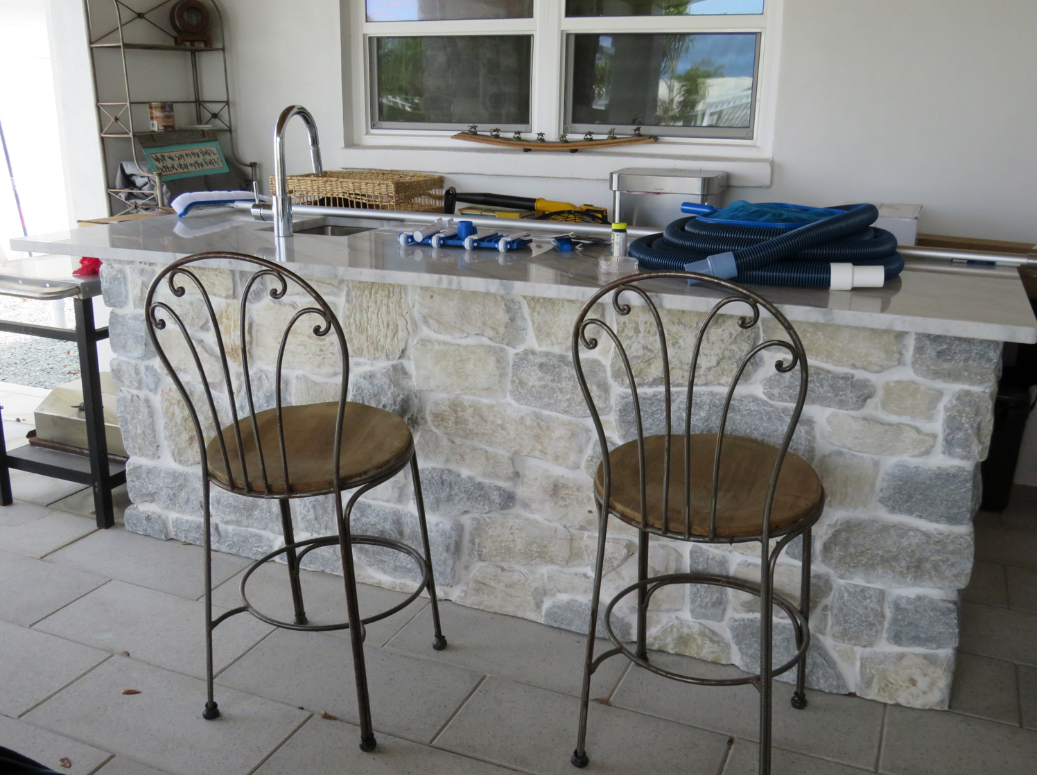 Weatheredge Limestone Olde Mill Estate Blend with White Weatheredface Accent - Tumbled - Flats
