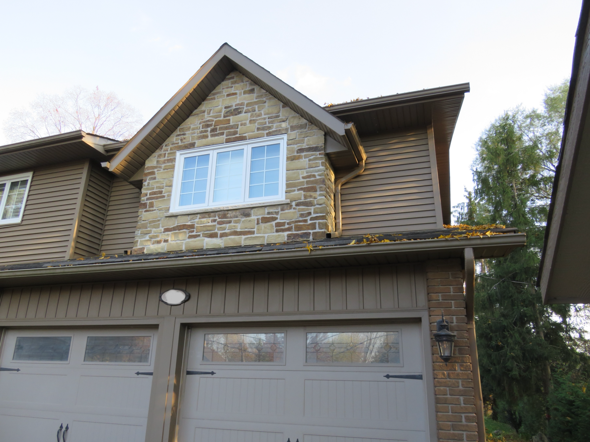 Peterborough Fence Wall - Earth Tone Blend Thin Stone Veneer - Flats