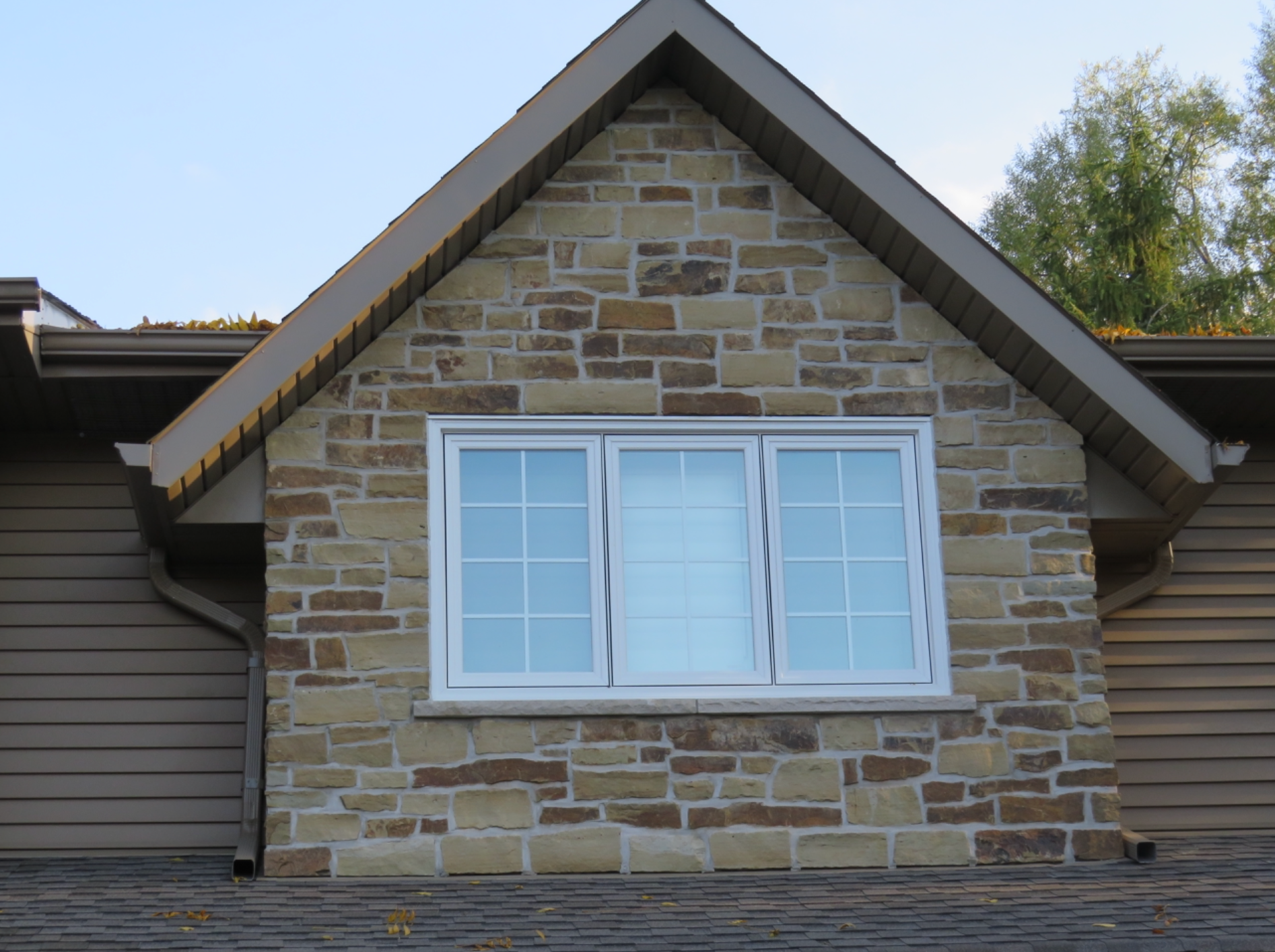 Peterborough Fence Wall - Earth Tone Blend Thin Stone Veneer - Flats