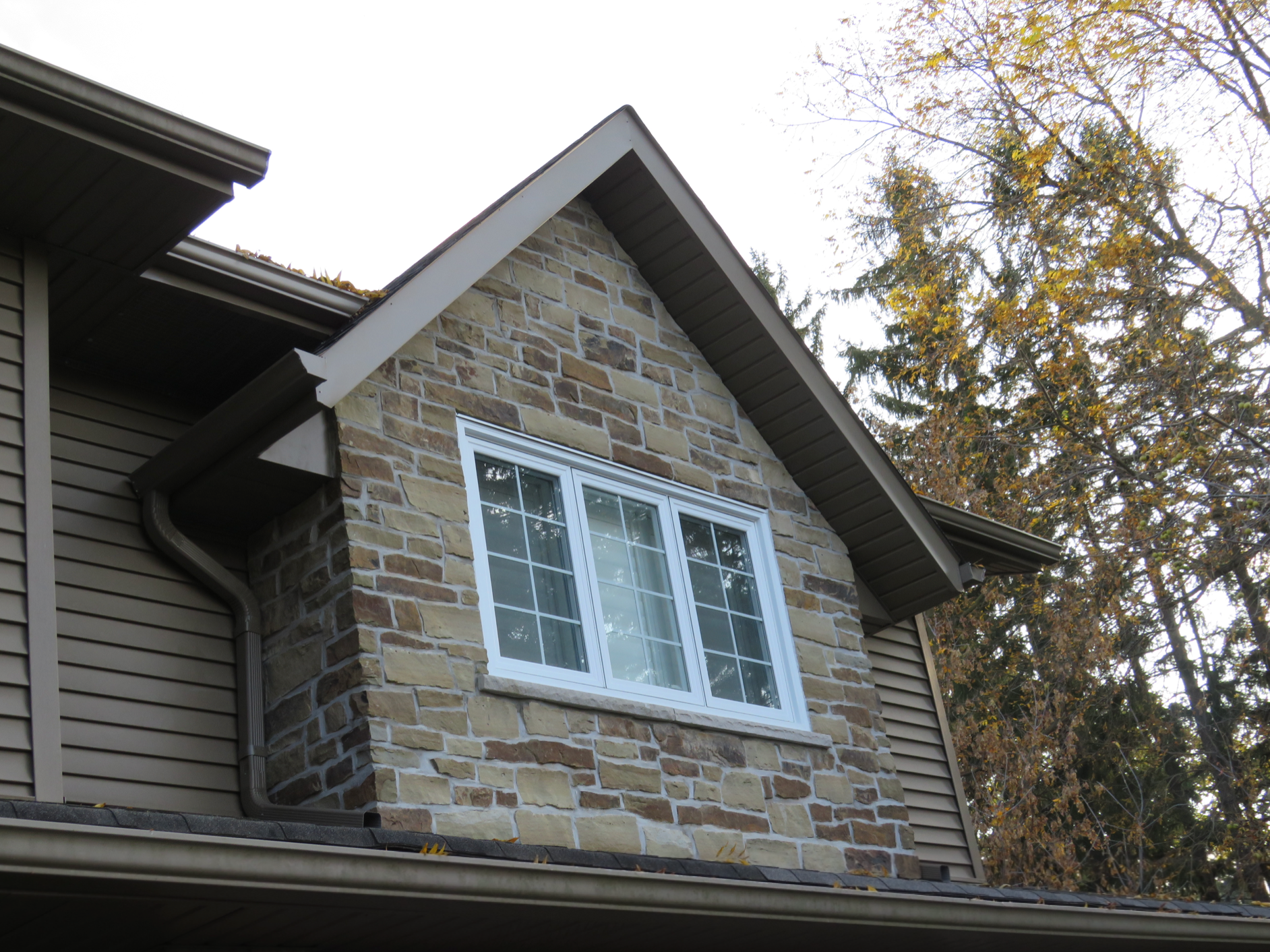 Peterborough Fence Wall - Earth Tone Blend Thin Stone Veneer - Flats