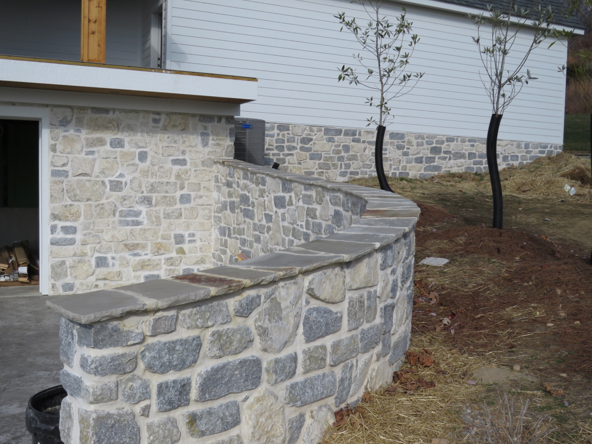 Weatheredge Limestone Olde Mill Estate Blend with White Weatheredface Accent - Tumbled - Corners
