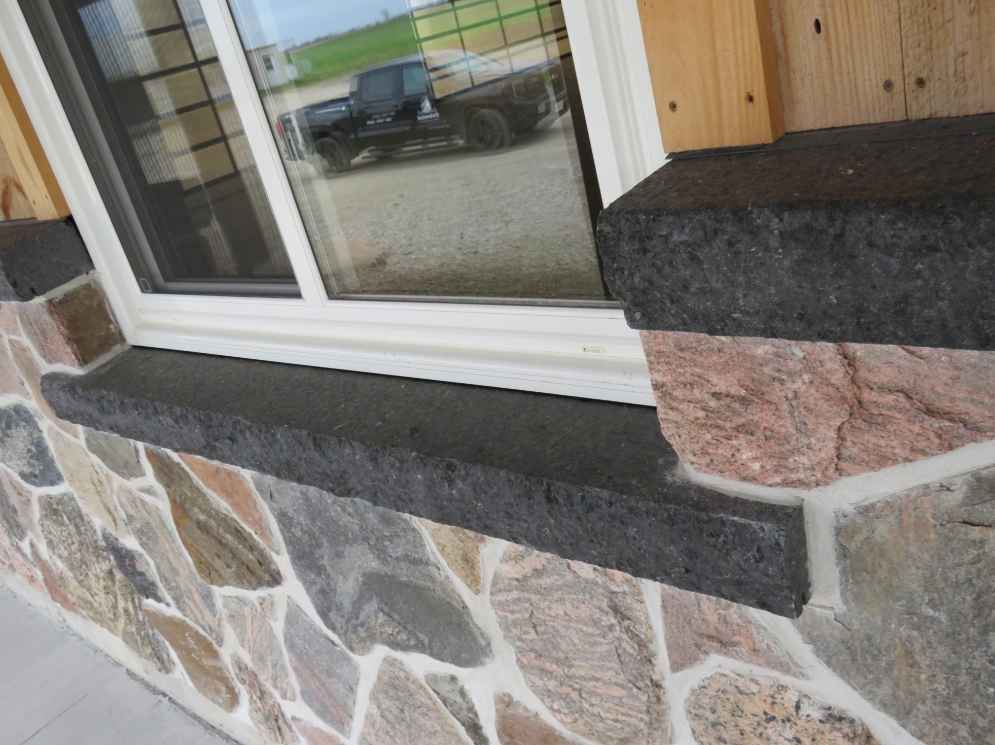 Piedra de remate de 2-1/4 x 12 con cara de roca: disponible en piedra caliza Weatheredge, granito azul Elite o granito negro Elite