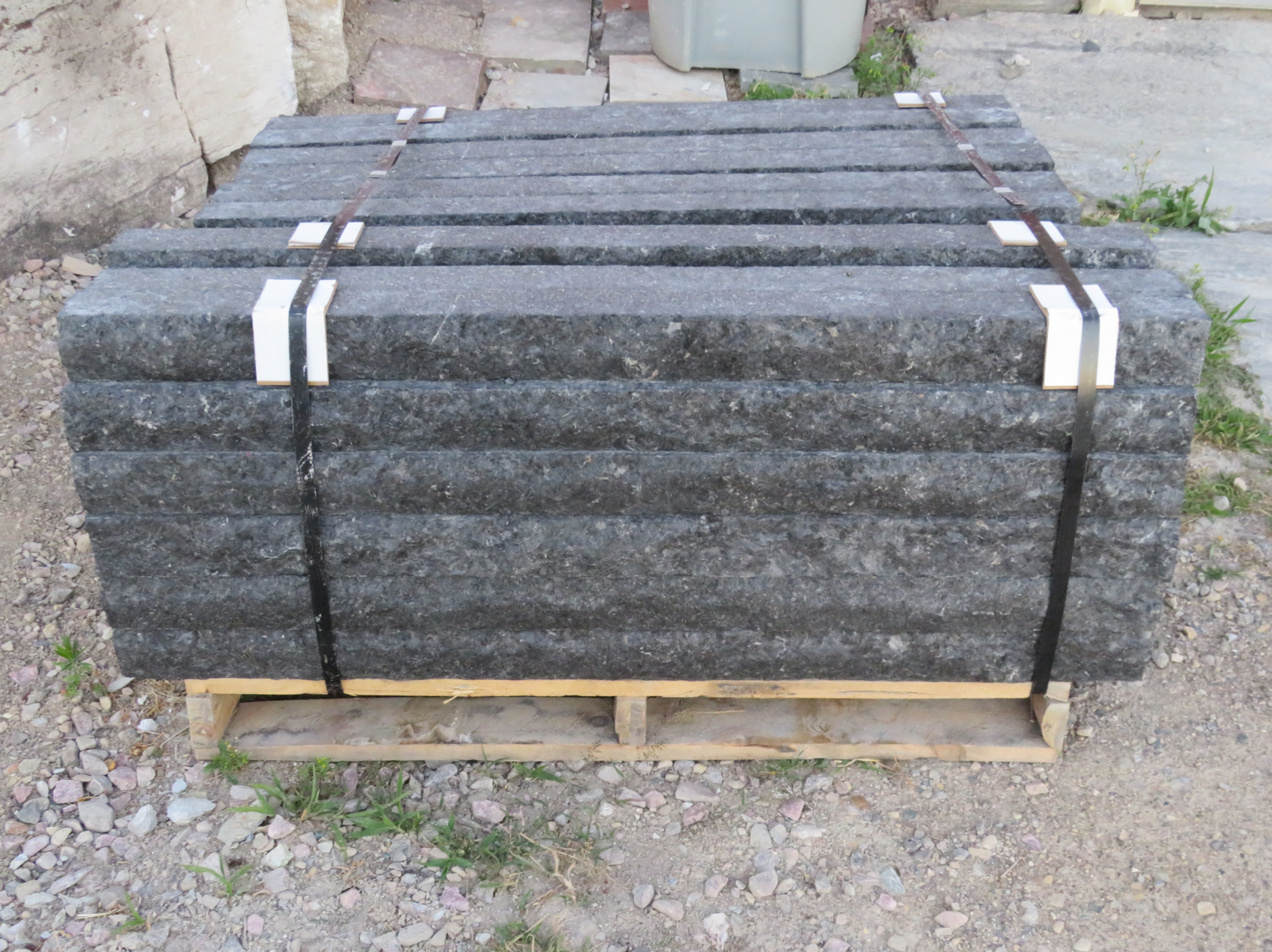 Piedra de remate de 2-1/4 x 12 con cara de roca: disponible en piedra caliza Weatheredge, granito azul Elite o granito negro Elite