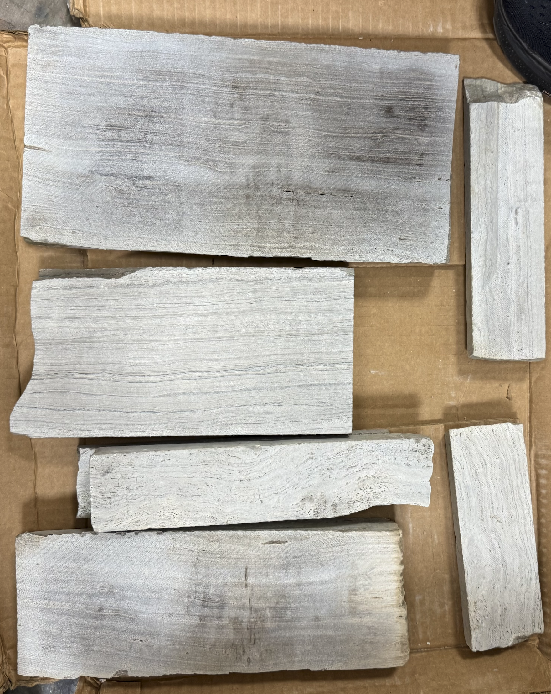 Tigerstripe Limestone Ledgerock - Sawn Face Sawn Height Thin Veneer - Corners