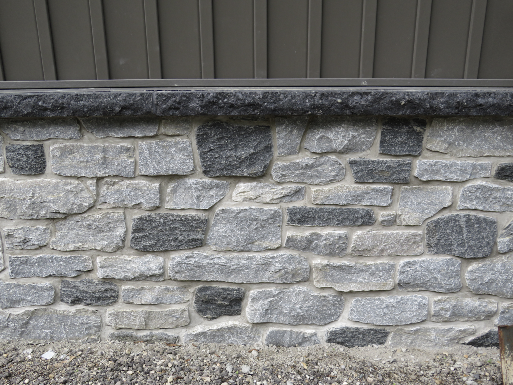 Timothy's Blend Tumbled Ledgerock with Midnight Black Ledgerock Accent - Thin Stone Veneer - Corners