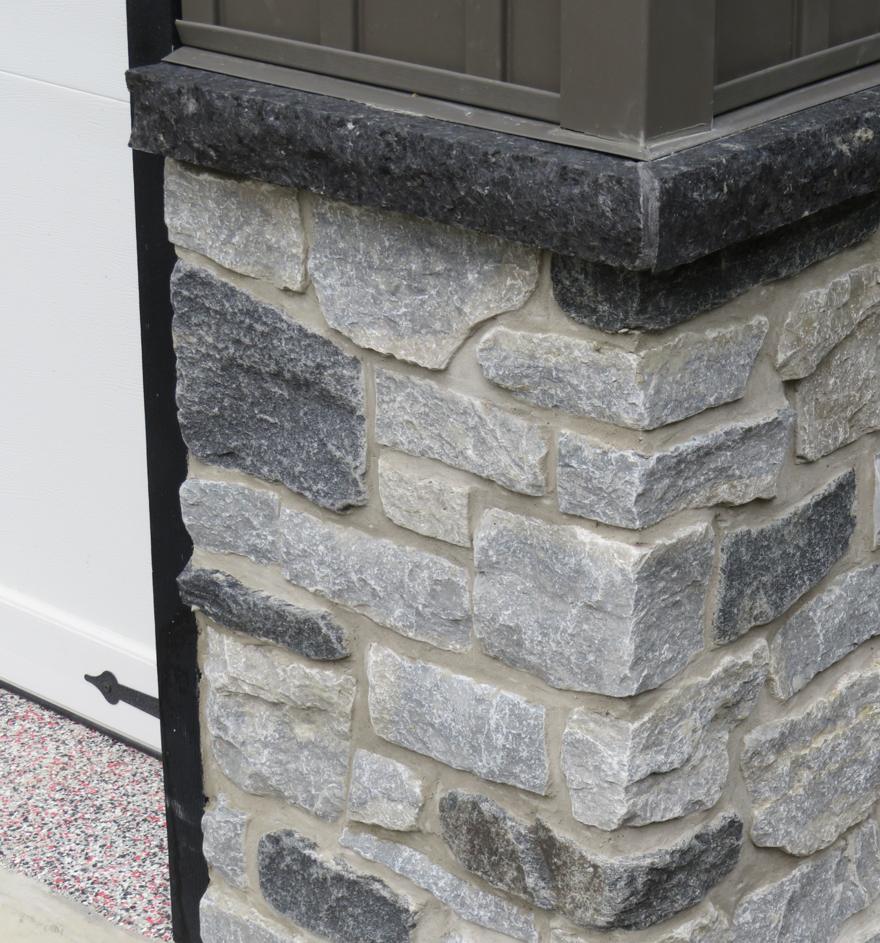 Timothy's Blend Tumbled Ledgerock with Midnight Black Ledgerock Accent - Thin Stone Veneer - Flats