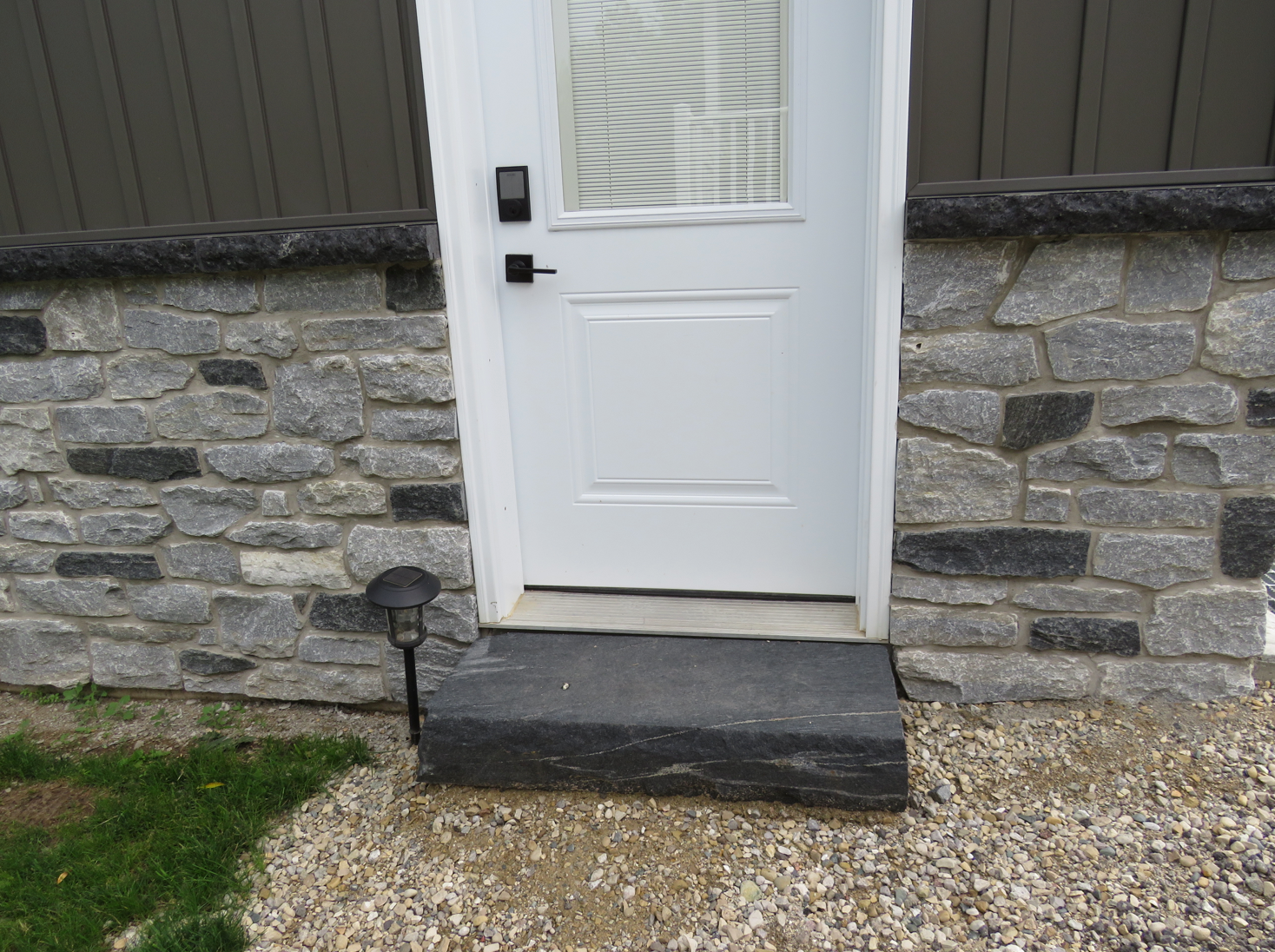 Timothy's Blend Tumbled Ledgerock with Midnight Black Ledgerock Accent - Thin Stone Veneer - Corners