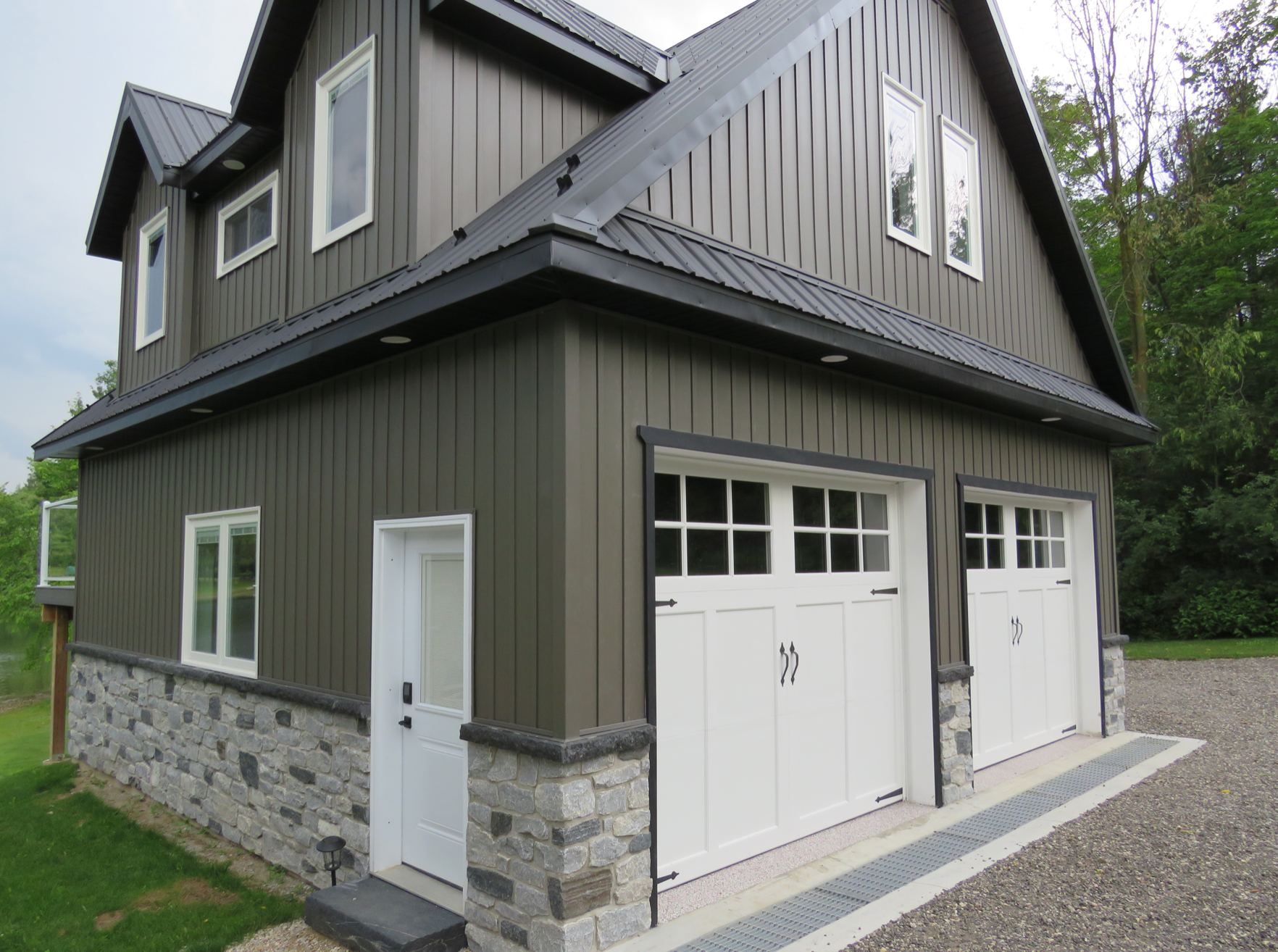 Timothy's Blend Tumbled Ledgerock with Midnight Black Ledgerock Accent - Thin Stone Veneer - Flats