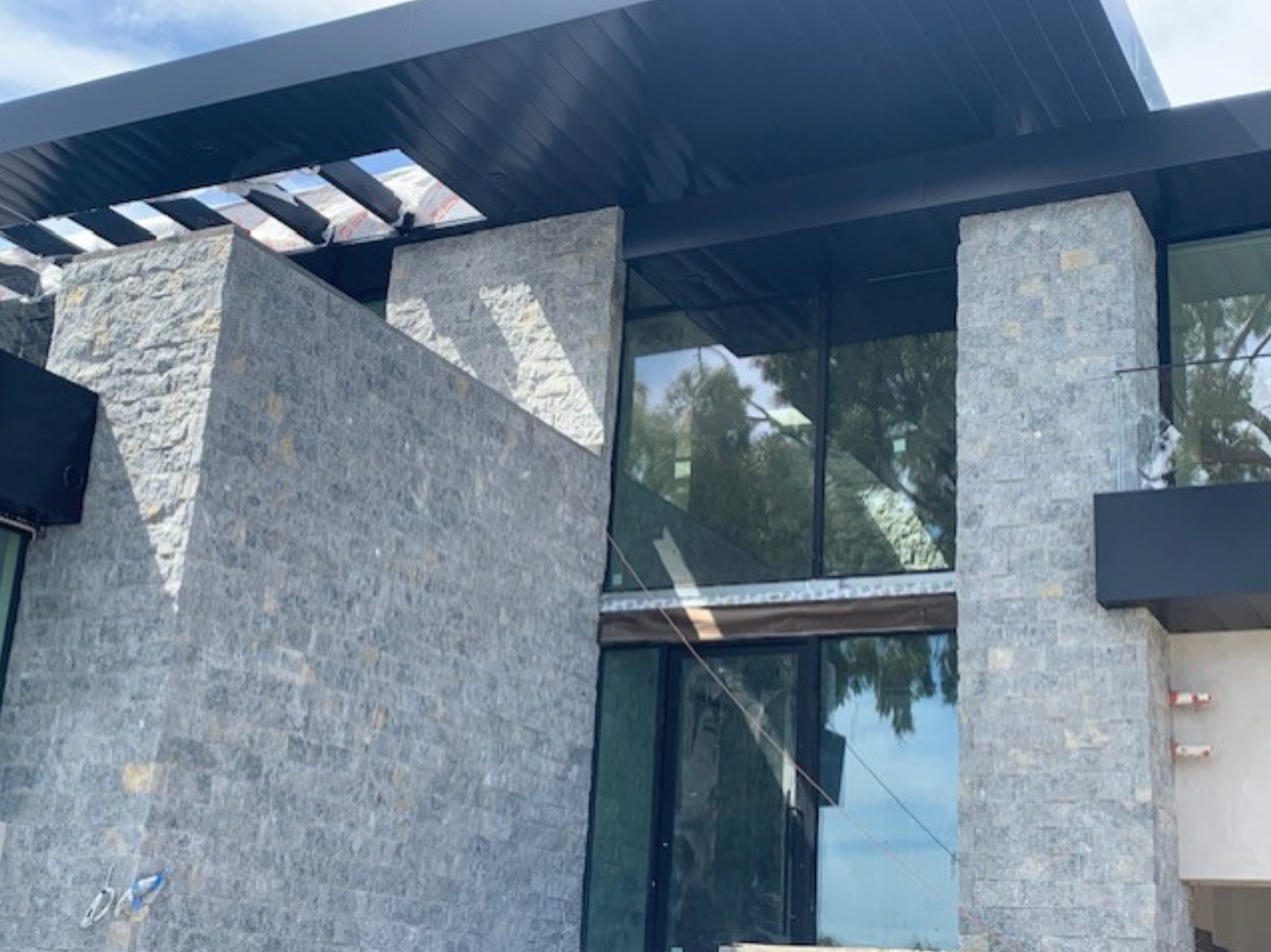Weatheredge Limestone Bed Face - Thin Veneer Drystack - 7 3/4" Sawn Height Sawn Ends with Random Lengths - Corners