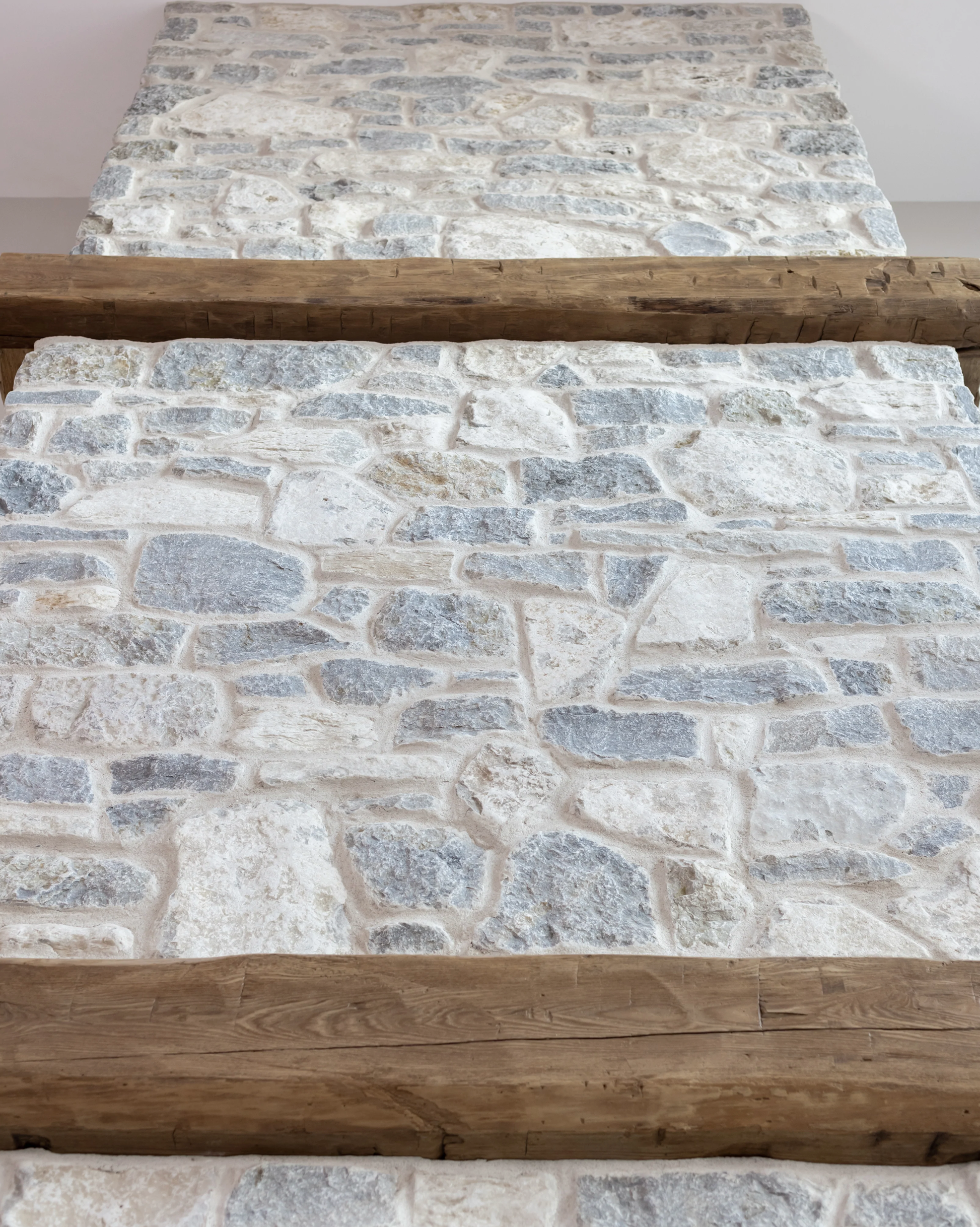 Piedra caliza Weatheredge Olde Mill Estate Blend con acento Weatheredface blanco - Envejecida - Piedra de construcción para cama completa - Esquinas