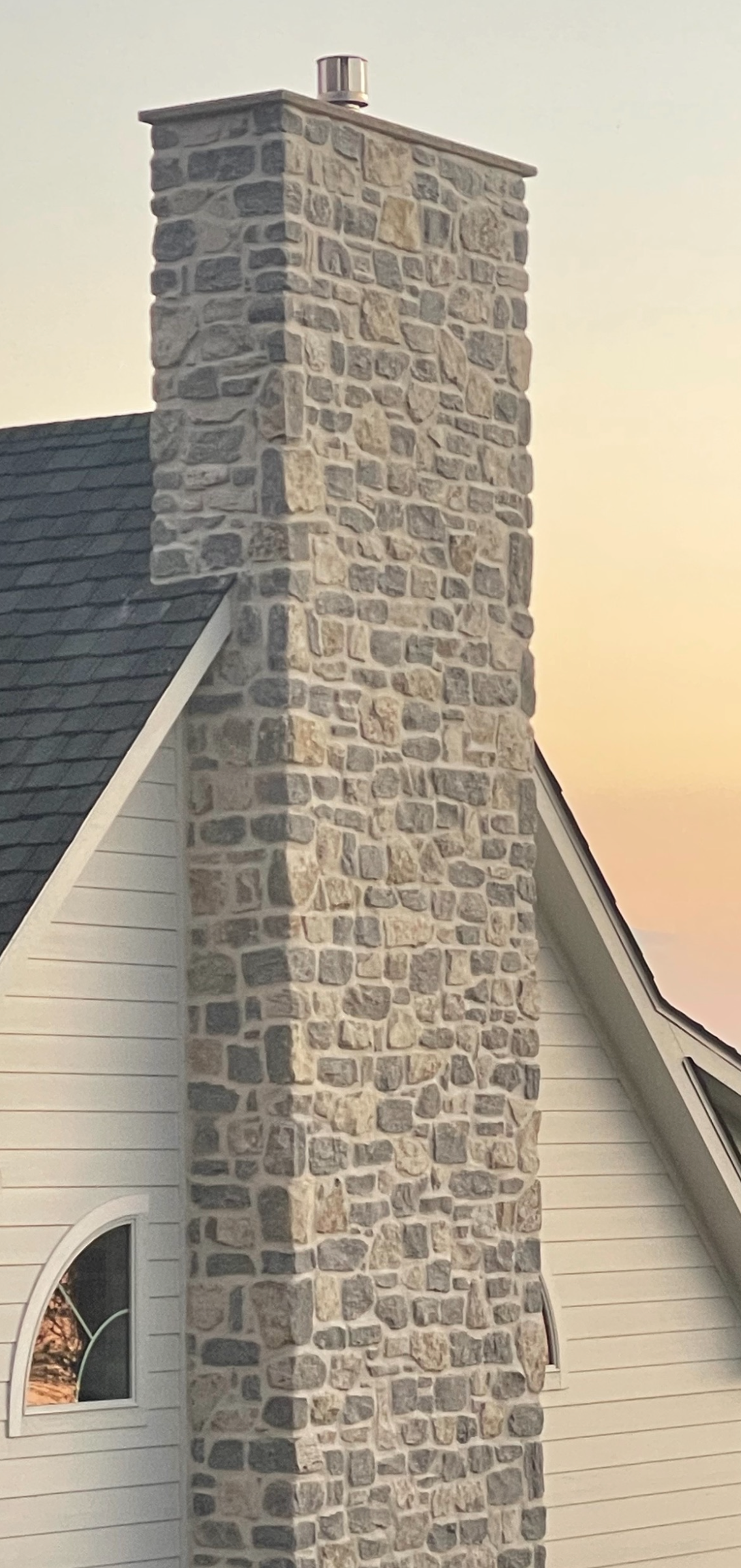 Weatheredge Limestone Olde Mill Estate Blend with White Weatheredface Accent - Tumbled - Corners