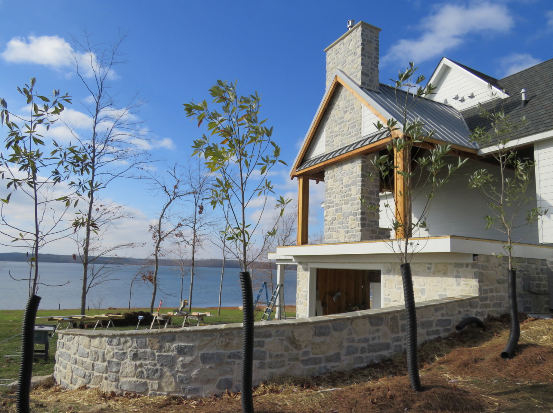 Weatheredge Limestone Olde Mill Estate Blend with White Weatheredface Accent - Tumbled - Corners