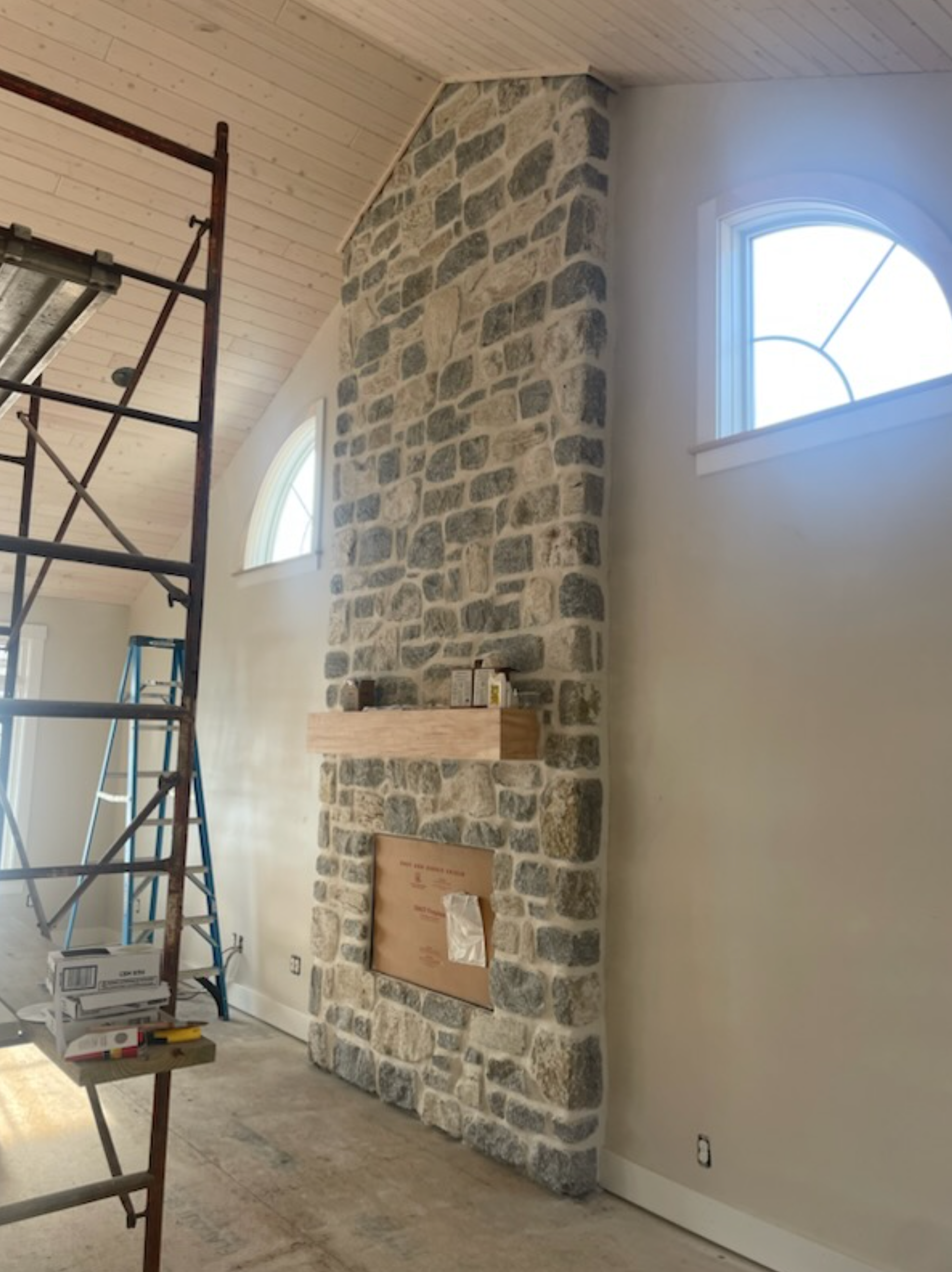 Weatheredge Limestone Olde Mill Estate Blend with White Weatheredface Accent - Tumbled - Corners